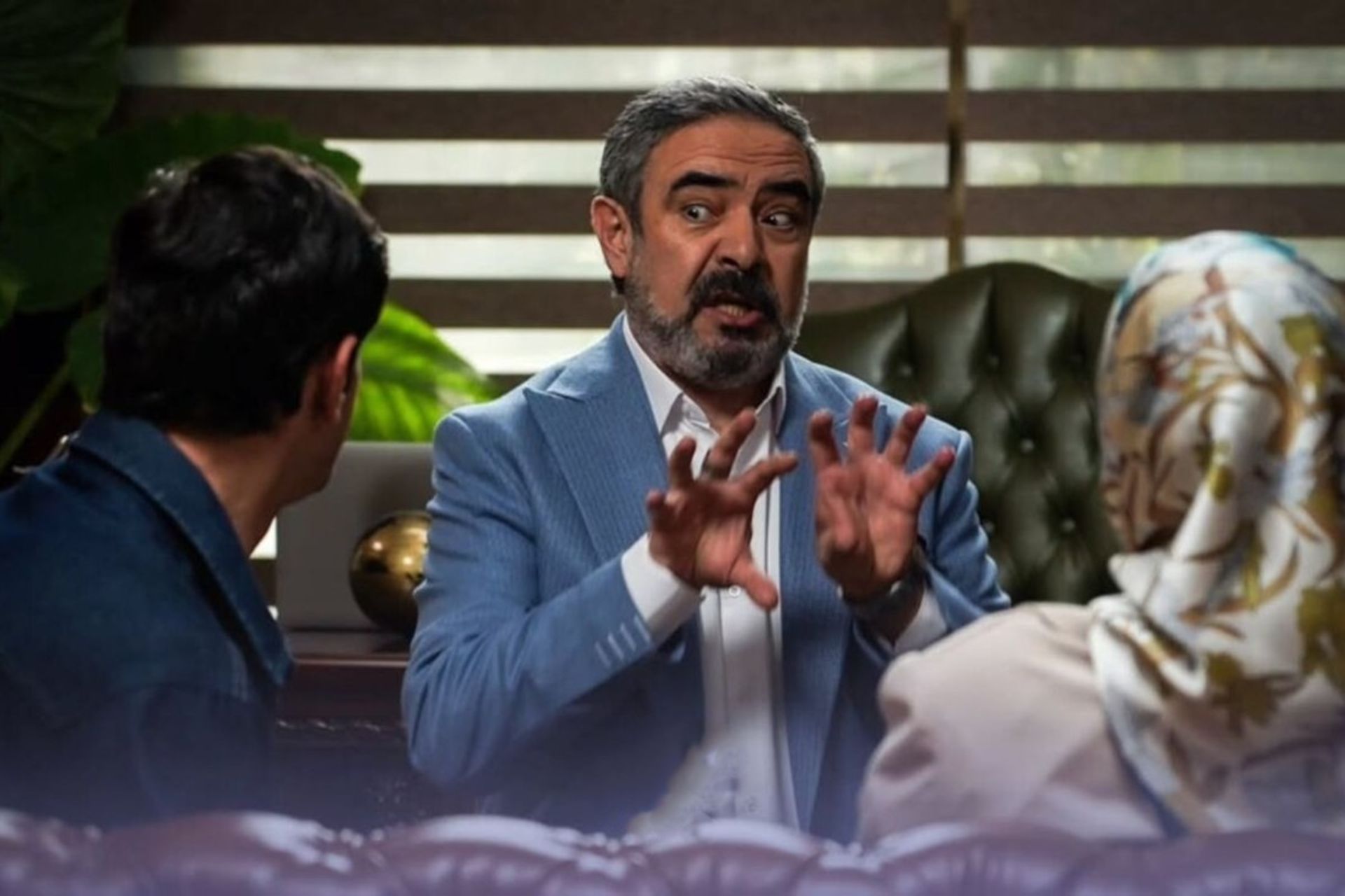 یک مرد میان‌سال در مقابل یک زوج