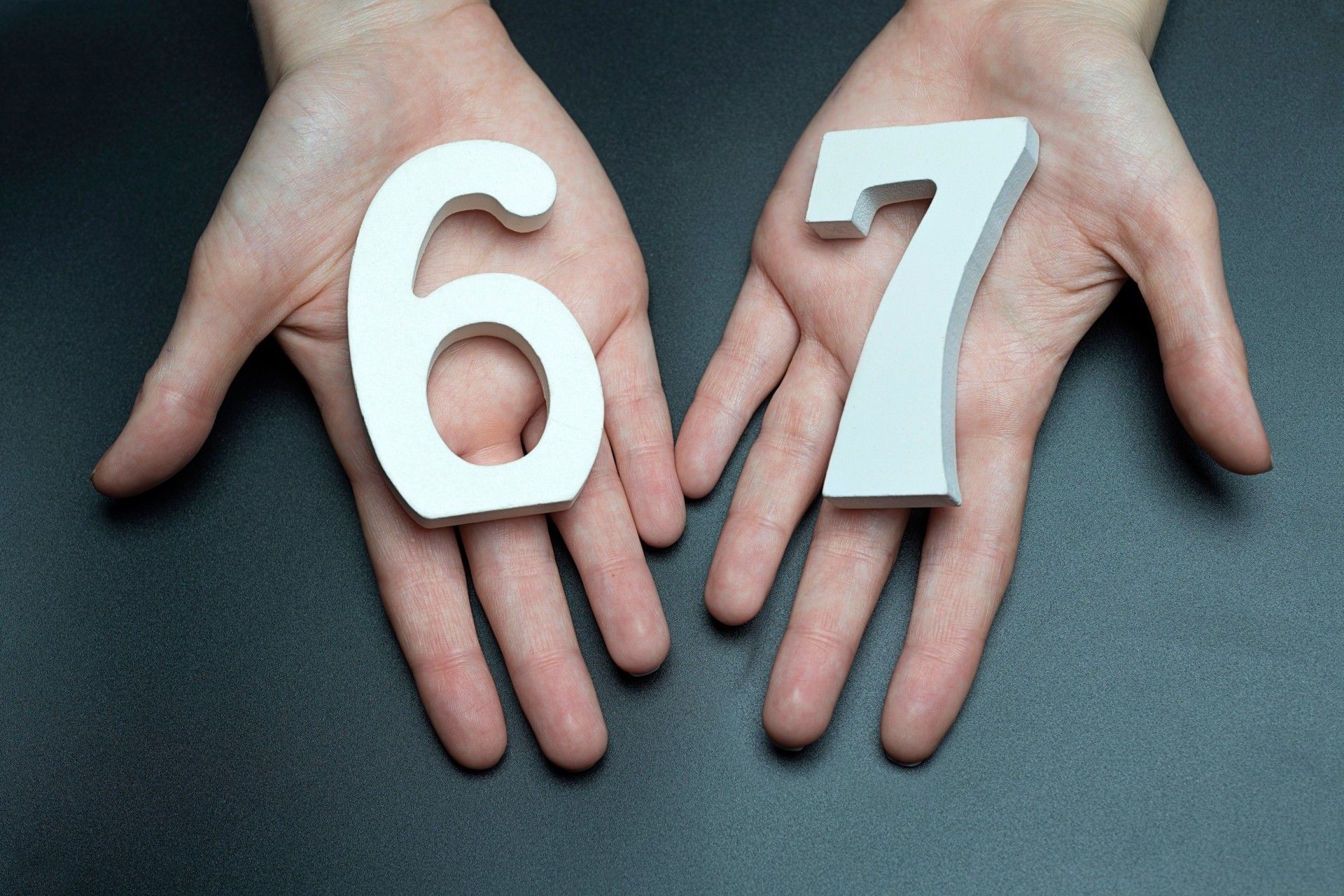 عدد ۶۷ روی کف دست