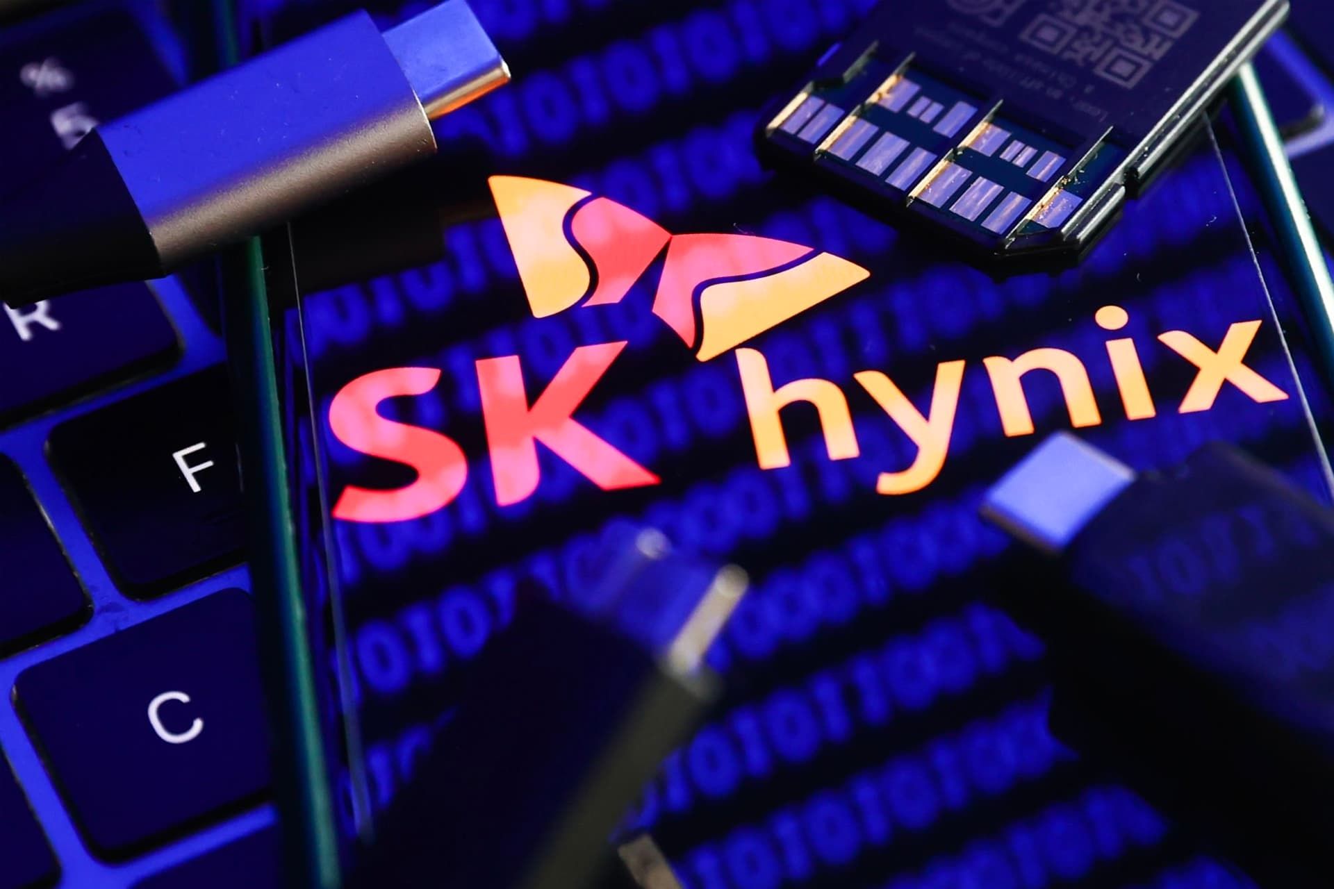 لوگو اس کی هاینیکس / SK Hynix روی کیبورد و USB