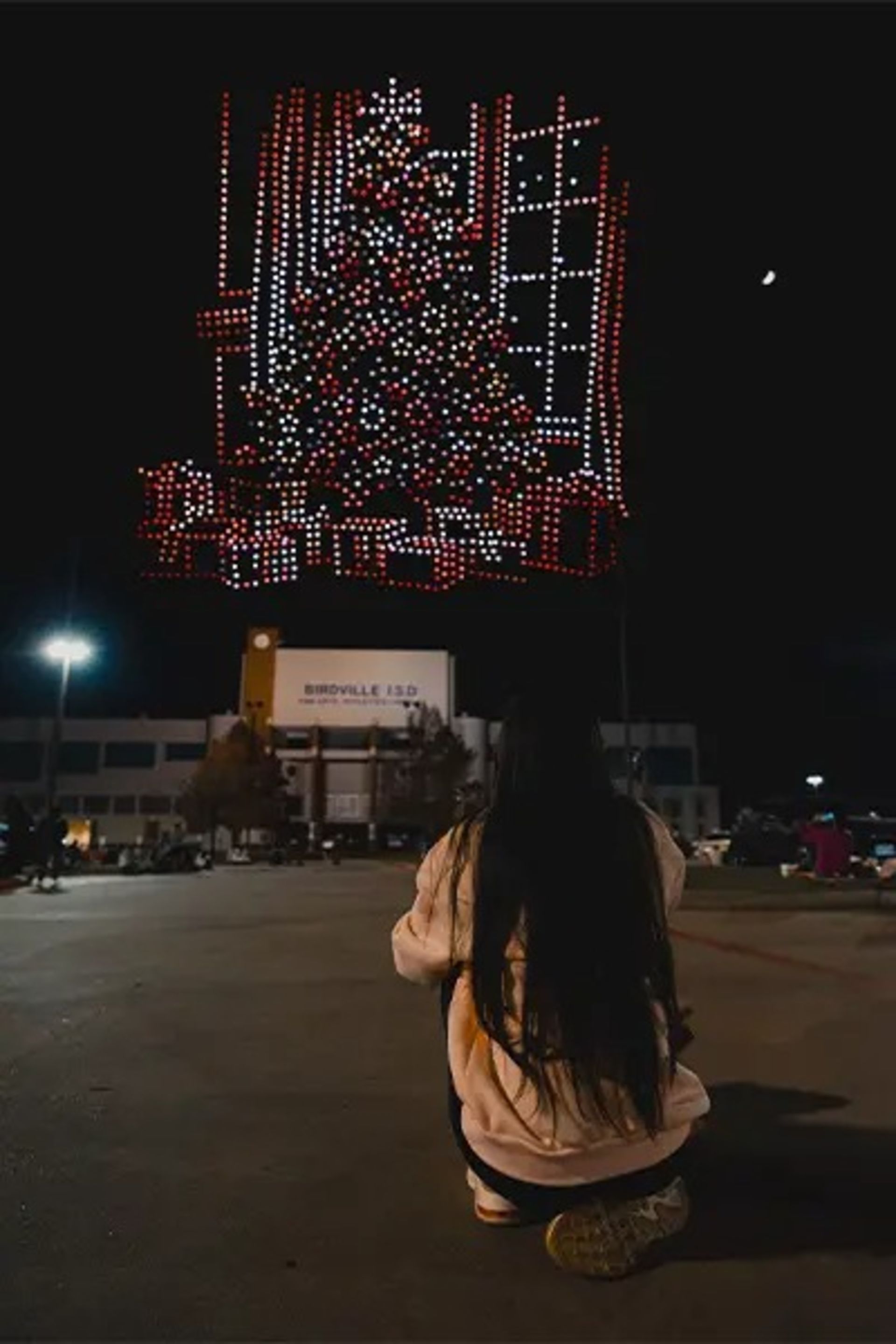 درخت کریسمس ۲۱۳ متری تشکیل شده توسط آرایش پهپاد‌ها در آسمان