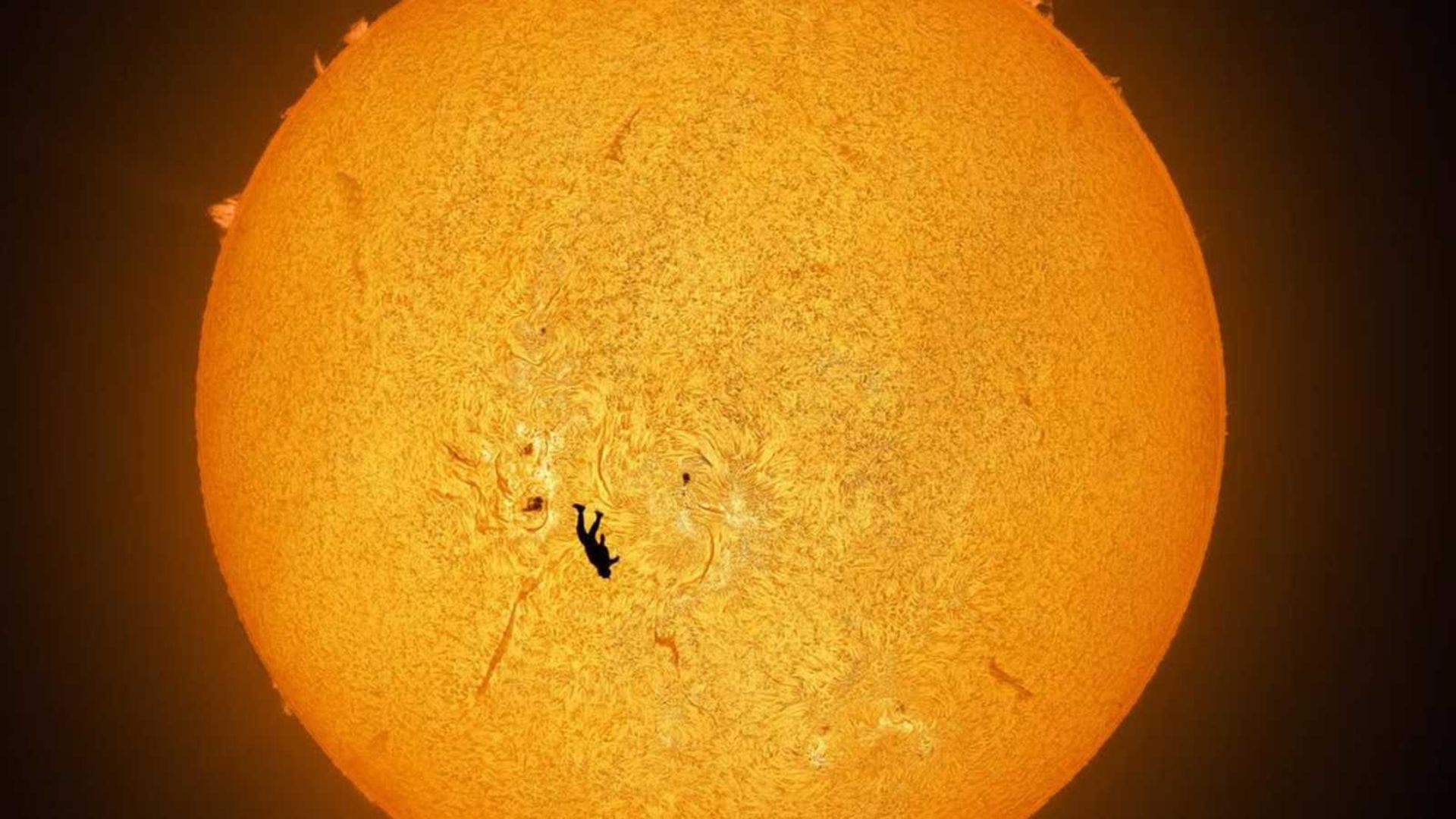 تصویر سقوط یک چترباز در برابر سطح خورشید