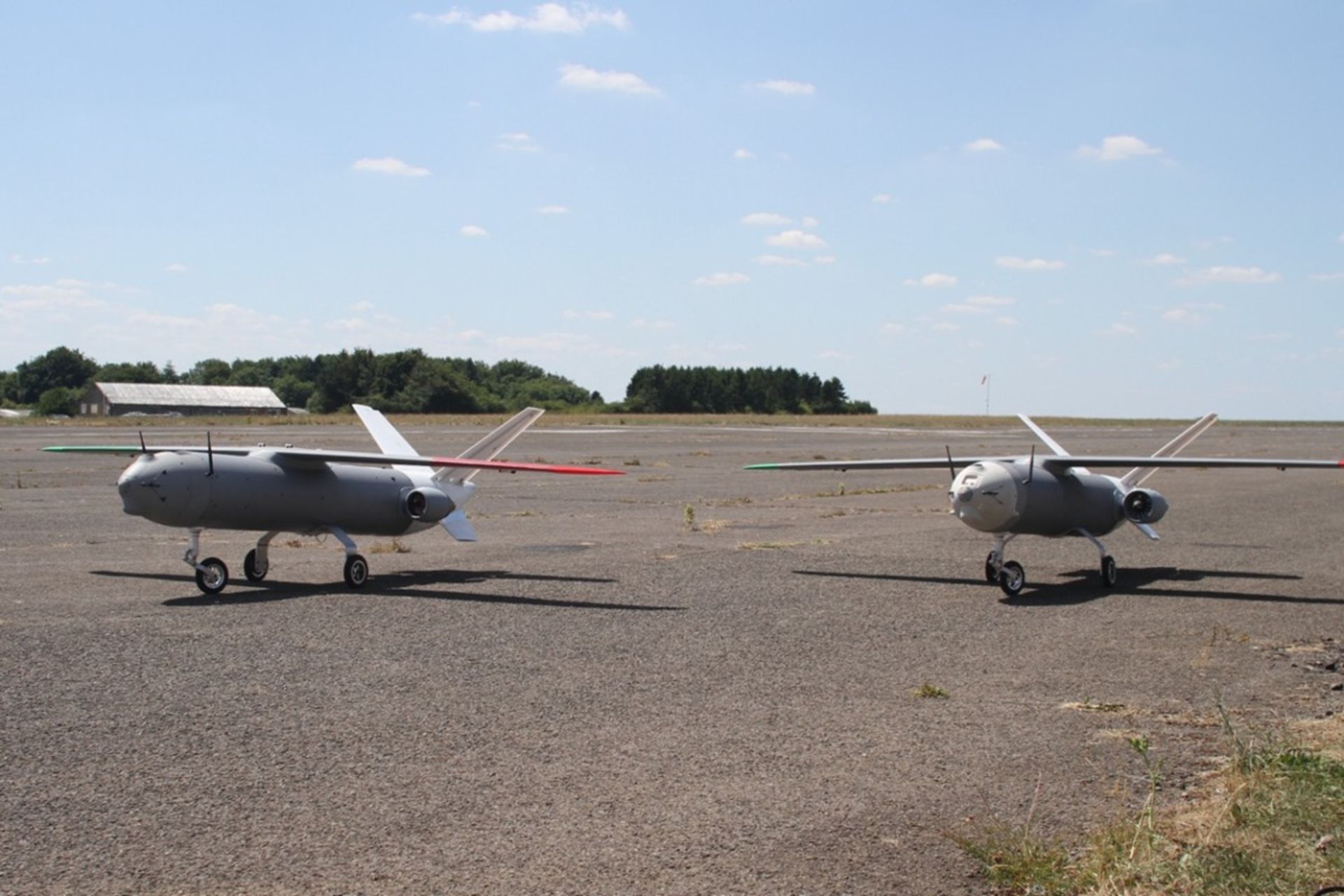 پهپاد اسکای‌شارک در باند فرودگاه