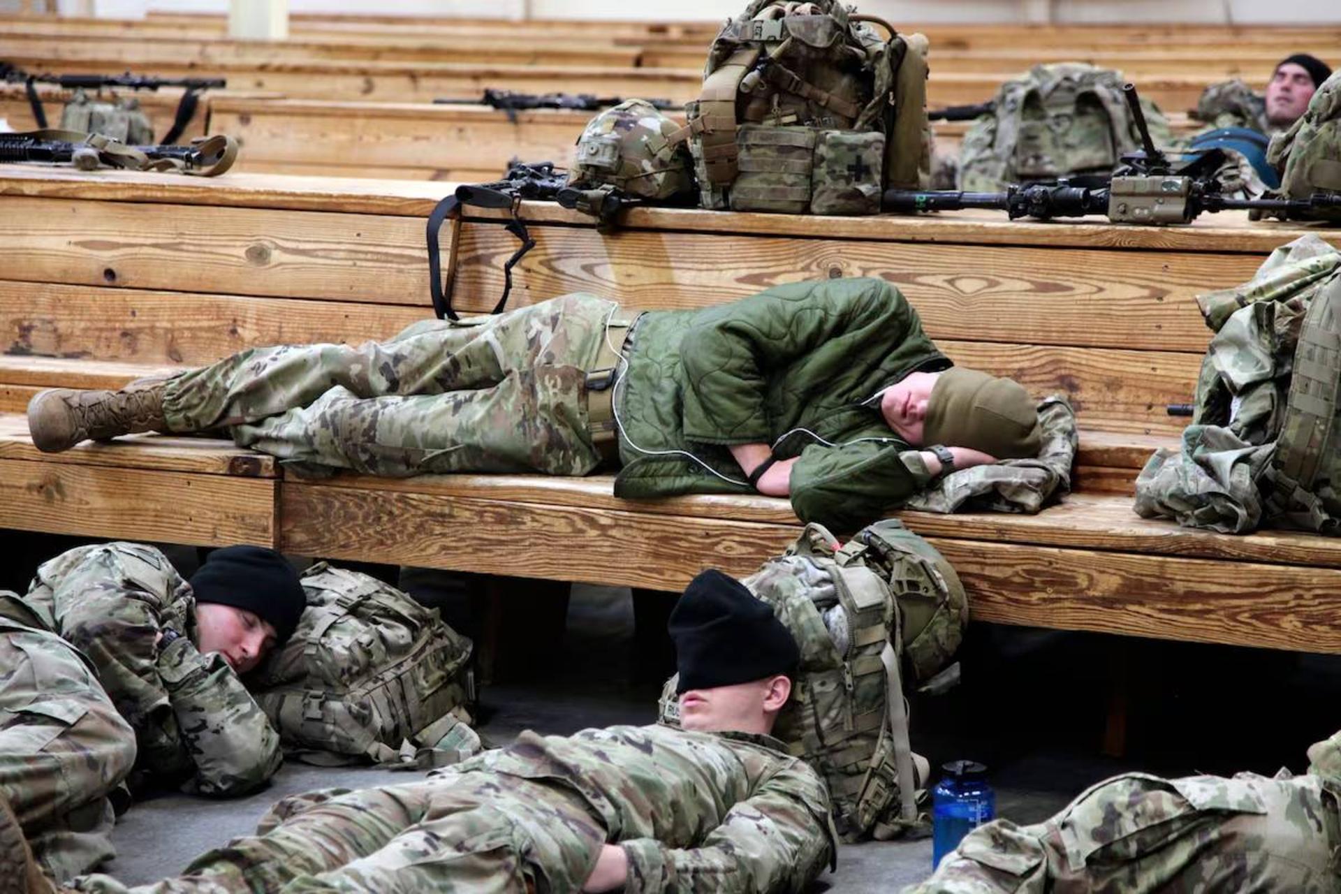 خوابیدن به سبک نظامی؛ آیا واقعاً می‌توان در دو دقیقه به خواب رفت؟