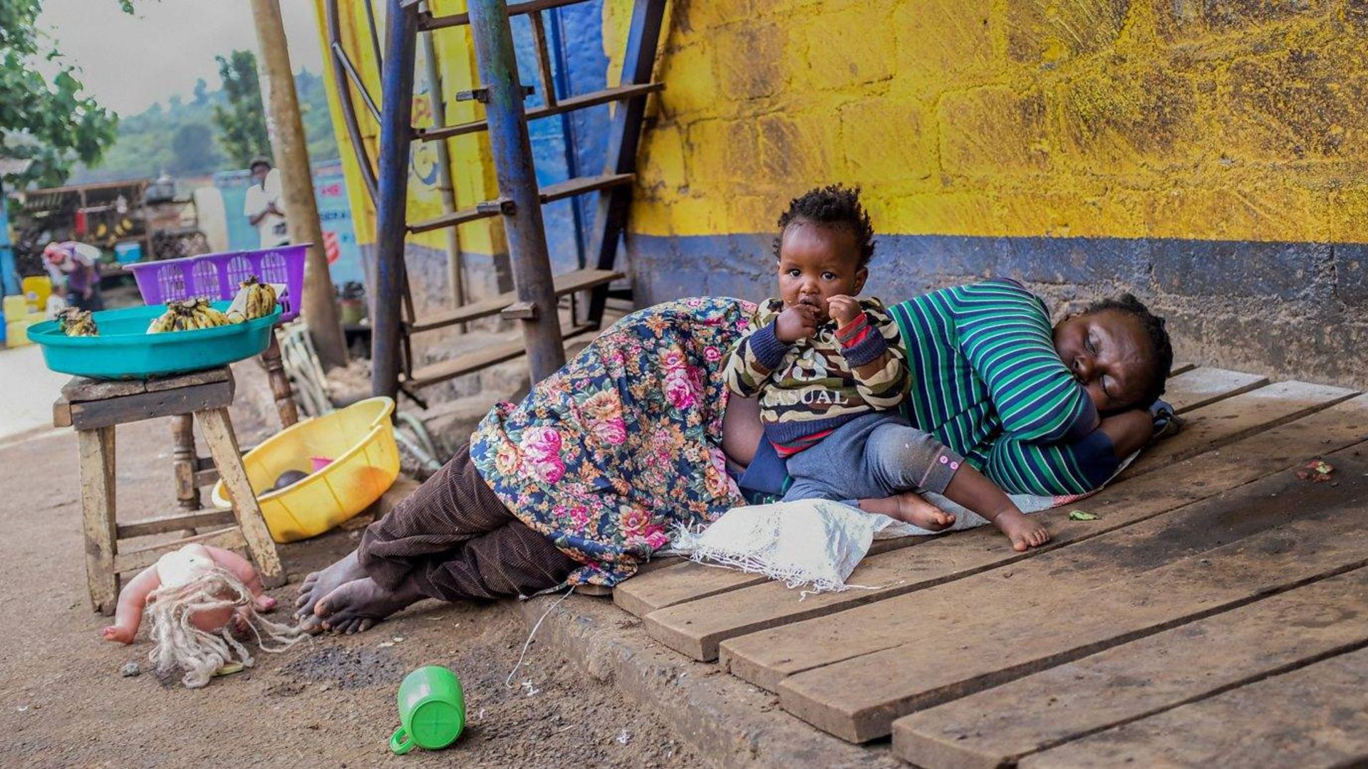 کودک و مادر خواب