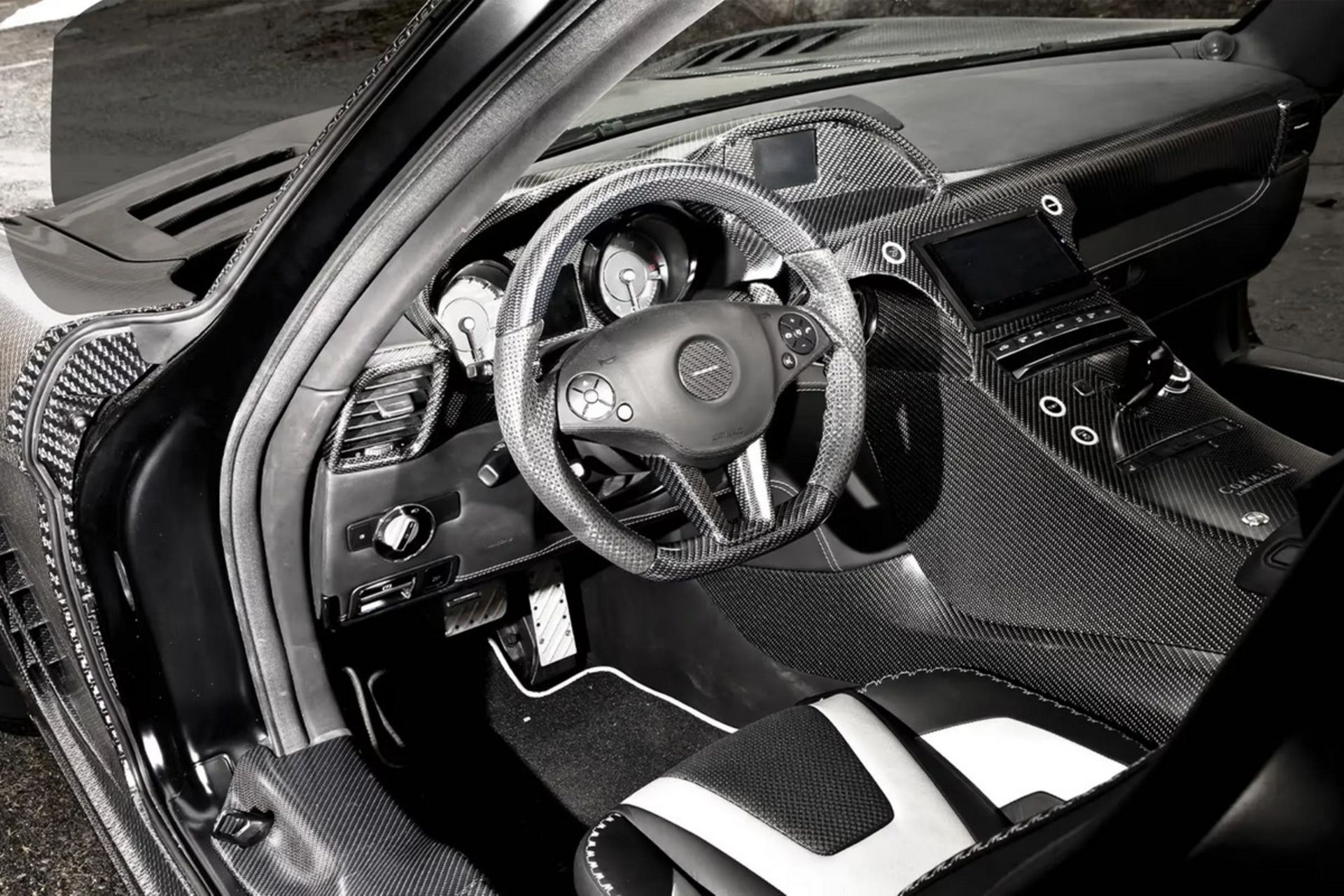نمای داخلی SLS AMG Cormeum منصوری 