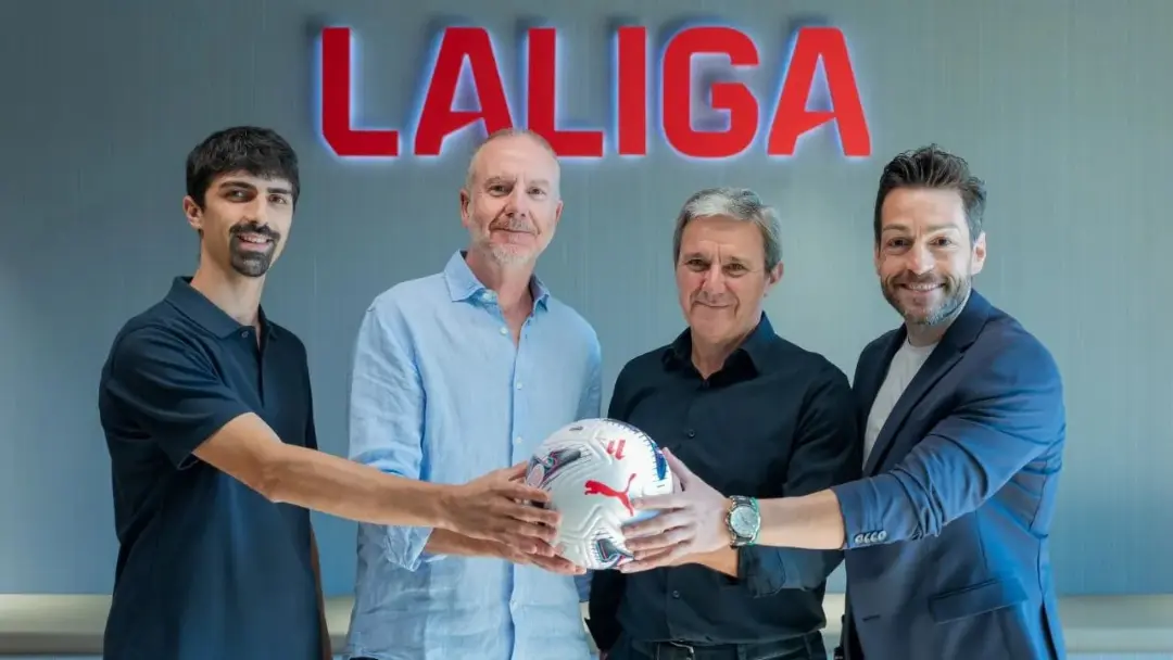 توپ هوشمند (Smart Ball) در دست چهار مرد در مقابل لوگوی لالیگا (LaLiga)