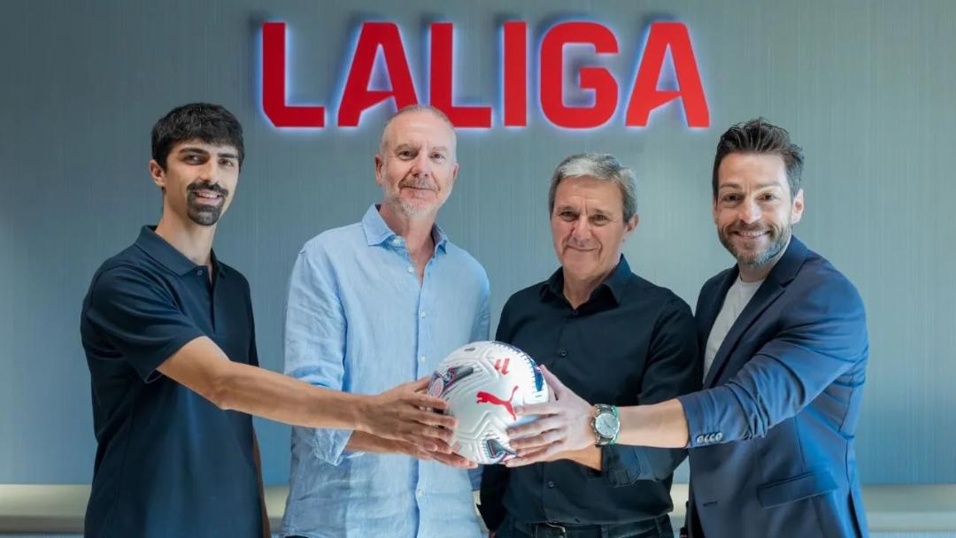 توپ هوشمند (Smart Ball) در دست چهار مرد در مقابل لوگوی لالیگا (LaLiga)