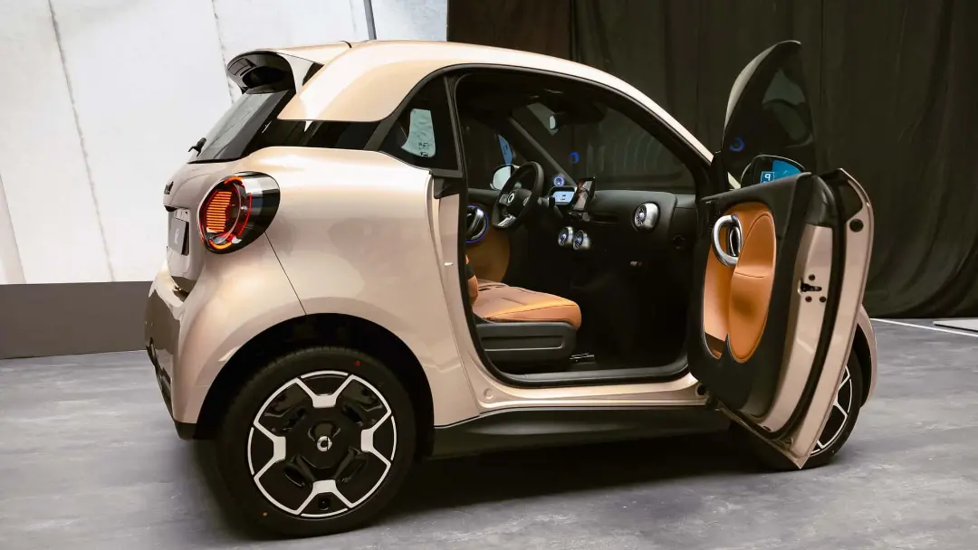 خودرو هوشمند Smart Fortwo با درب‌های باز و کابین قهوه‌ای رنگ