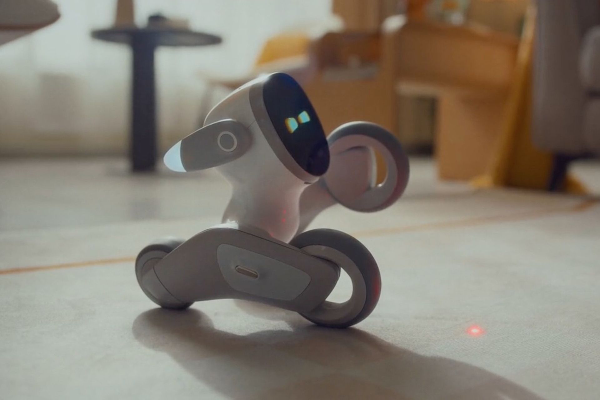 ربات لونا روی زمین در حال بازی کردن