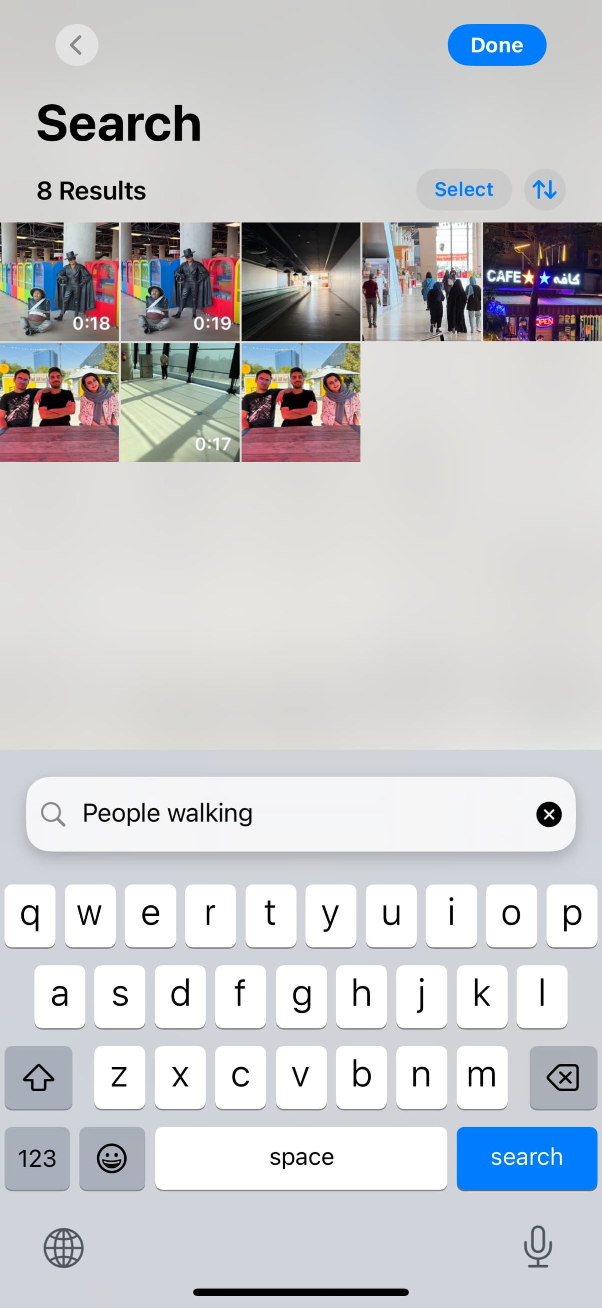 سرچ هوشمند افراد درحال قدم‌زدن در گالری آیفون 