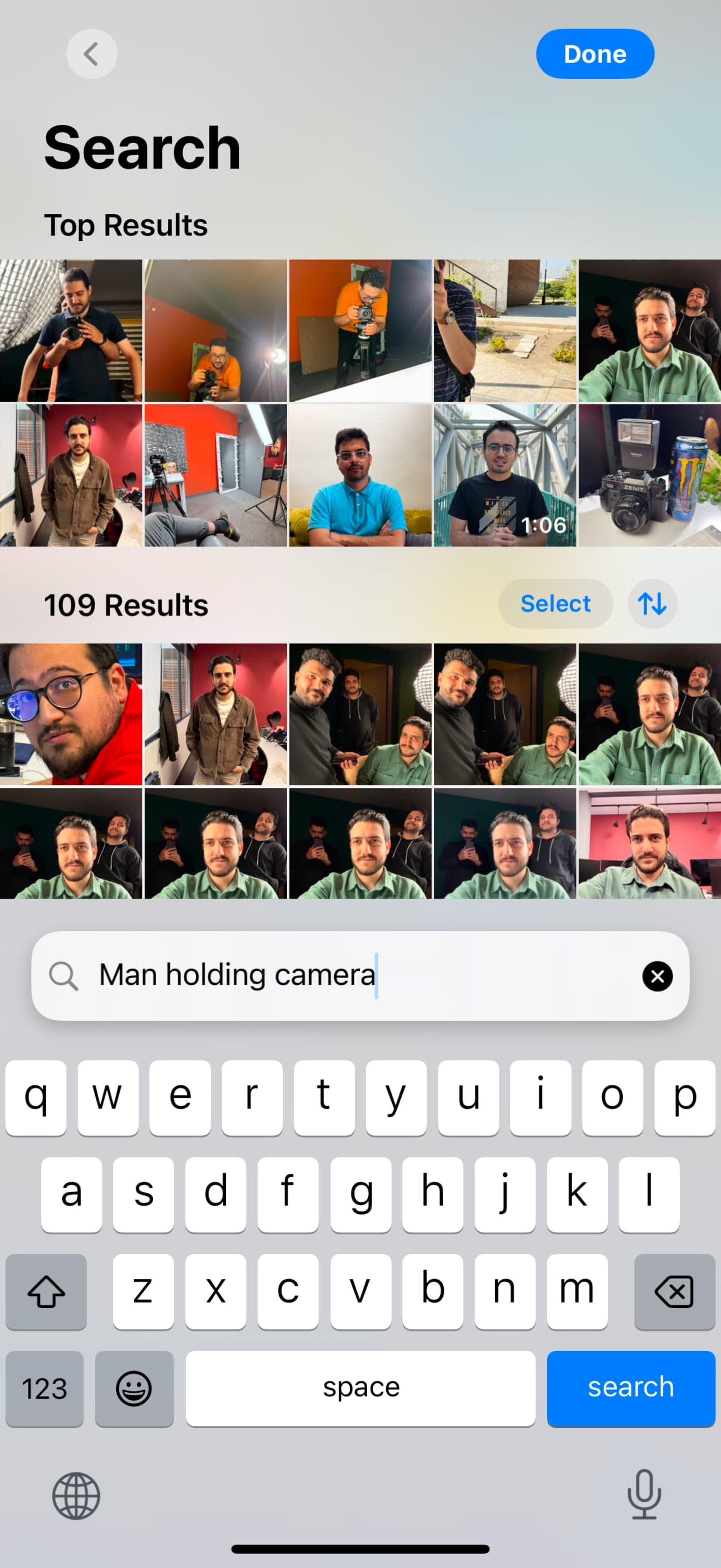 سرچ هوشمند مرد دوربین‌به‌دست در گالری آیفون 