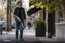 عصای سفید هوشمند در دست مردی نابینا هنگام حرکت در پیاده‌رو