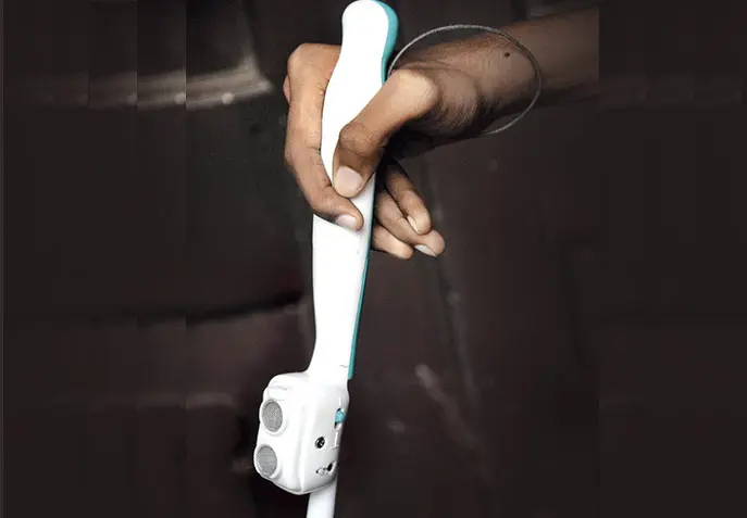 عصای سفید هوشمند (Smart White Cane) در دست یک فرد نابینا
