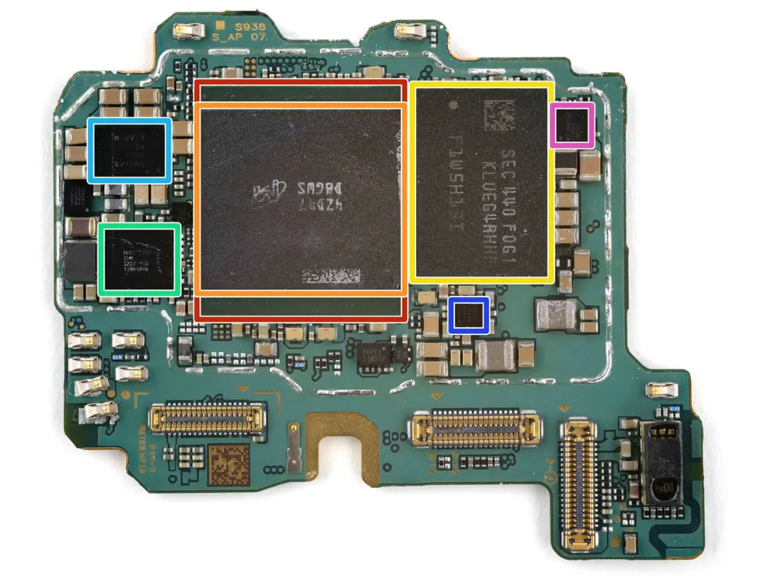 برد الکترونیکی (PCB) گوشی هوشمند با تراشه‌ها و قطعات ریز الکترونیکی