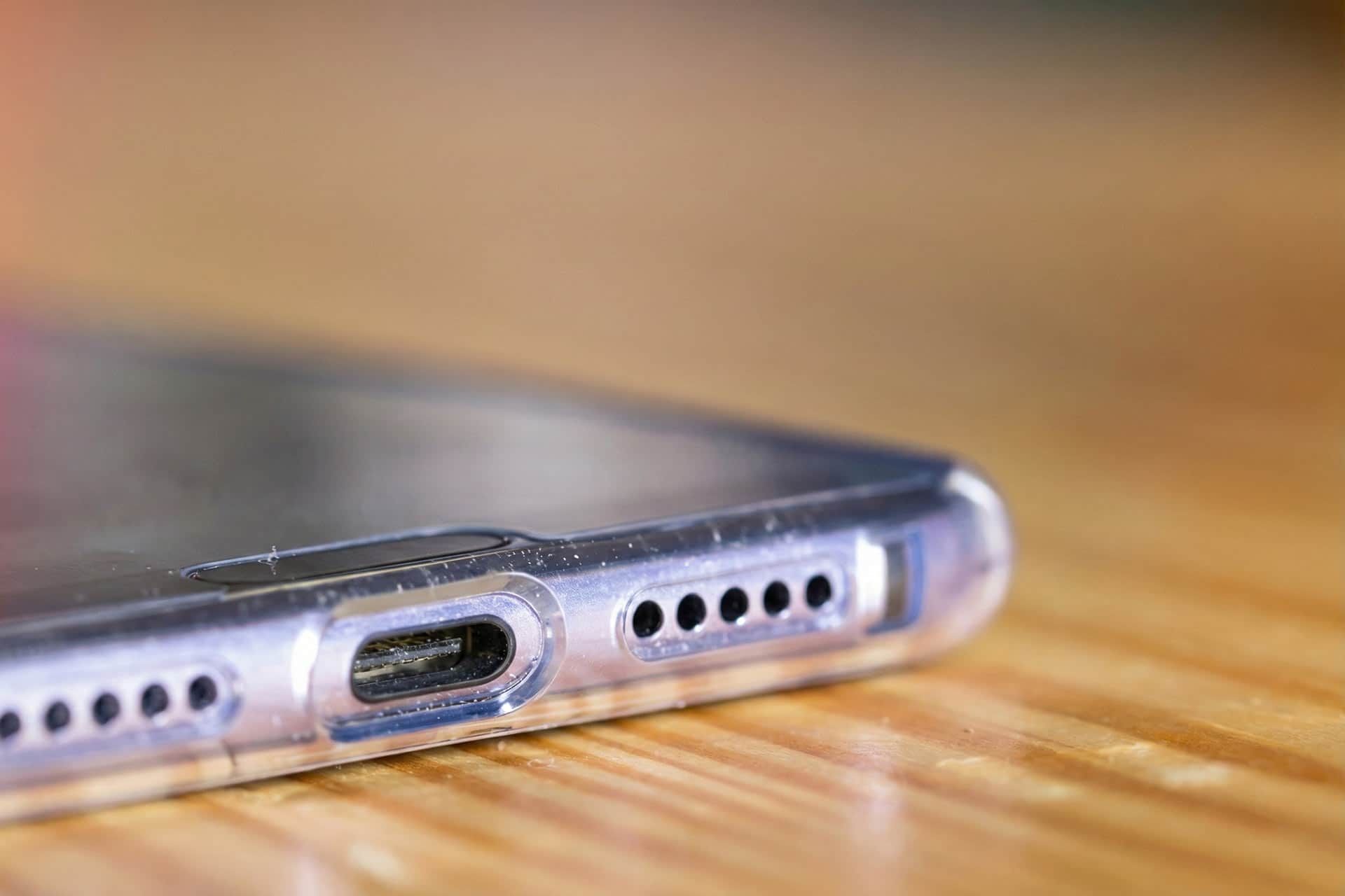 طراحی جانبی گوشی موبایل با پورت شارژ و حفره های بلندگوی واضح