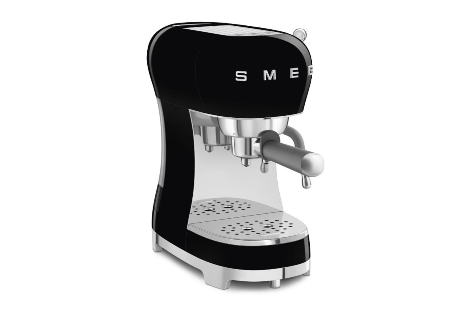 اسپرسوساز اسمگ Smeg ECF02 نمای چپ