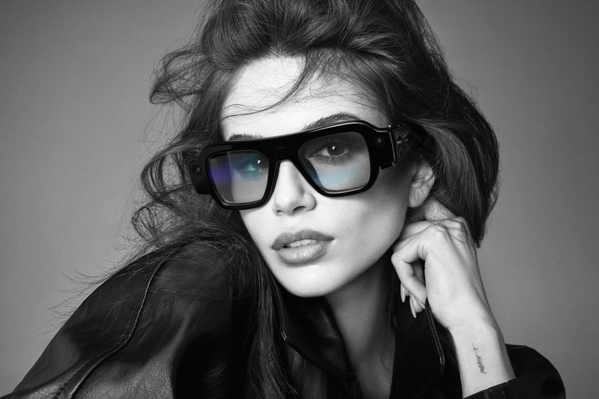 تصویر سیاه و سفید زن جوان با عینک هوشمند اسنپ اسپکس