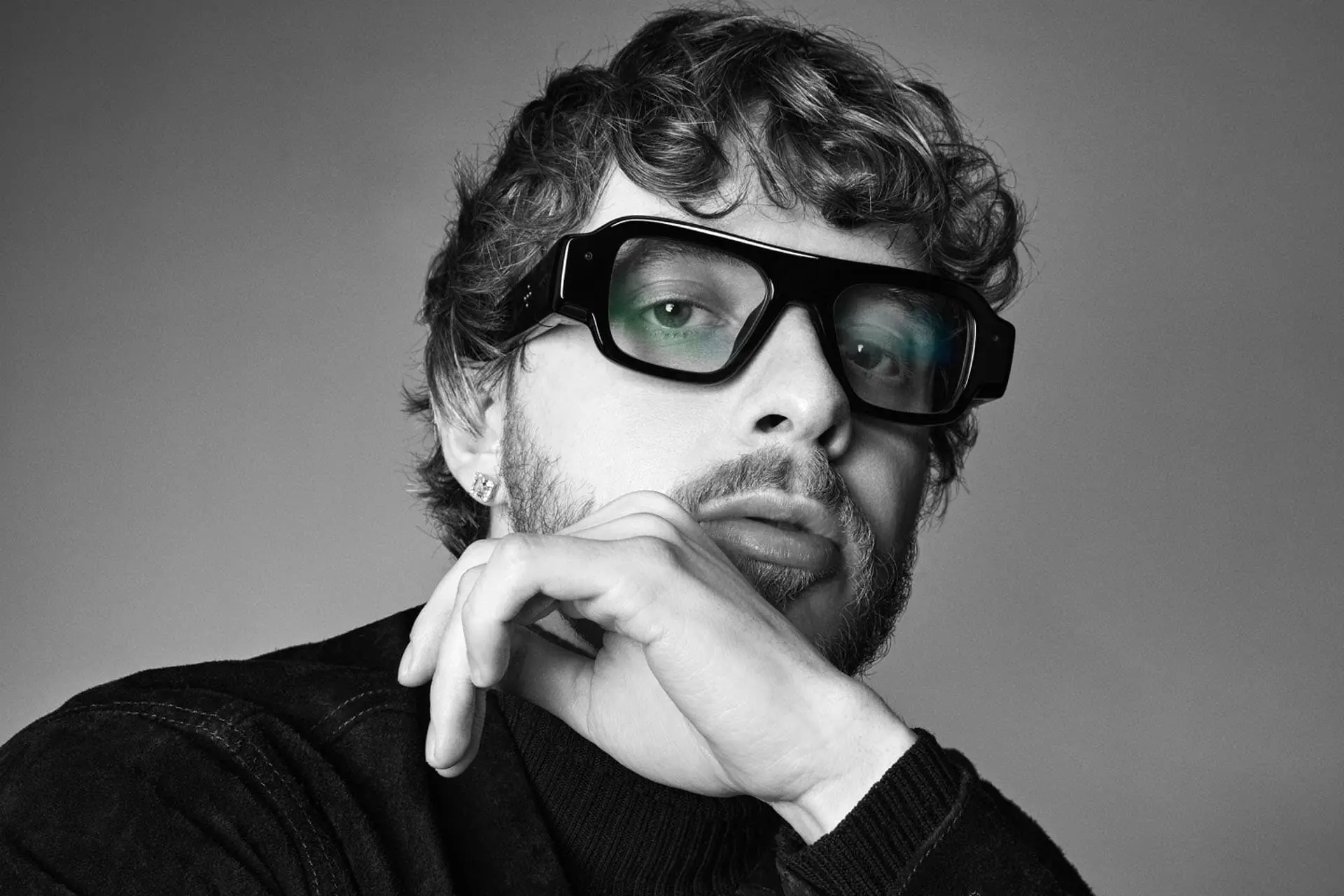مرد جوان با عینک هوشمند اسنپ اسپکس