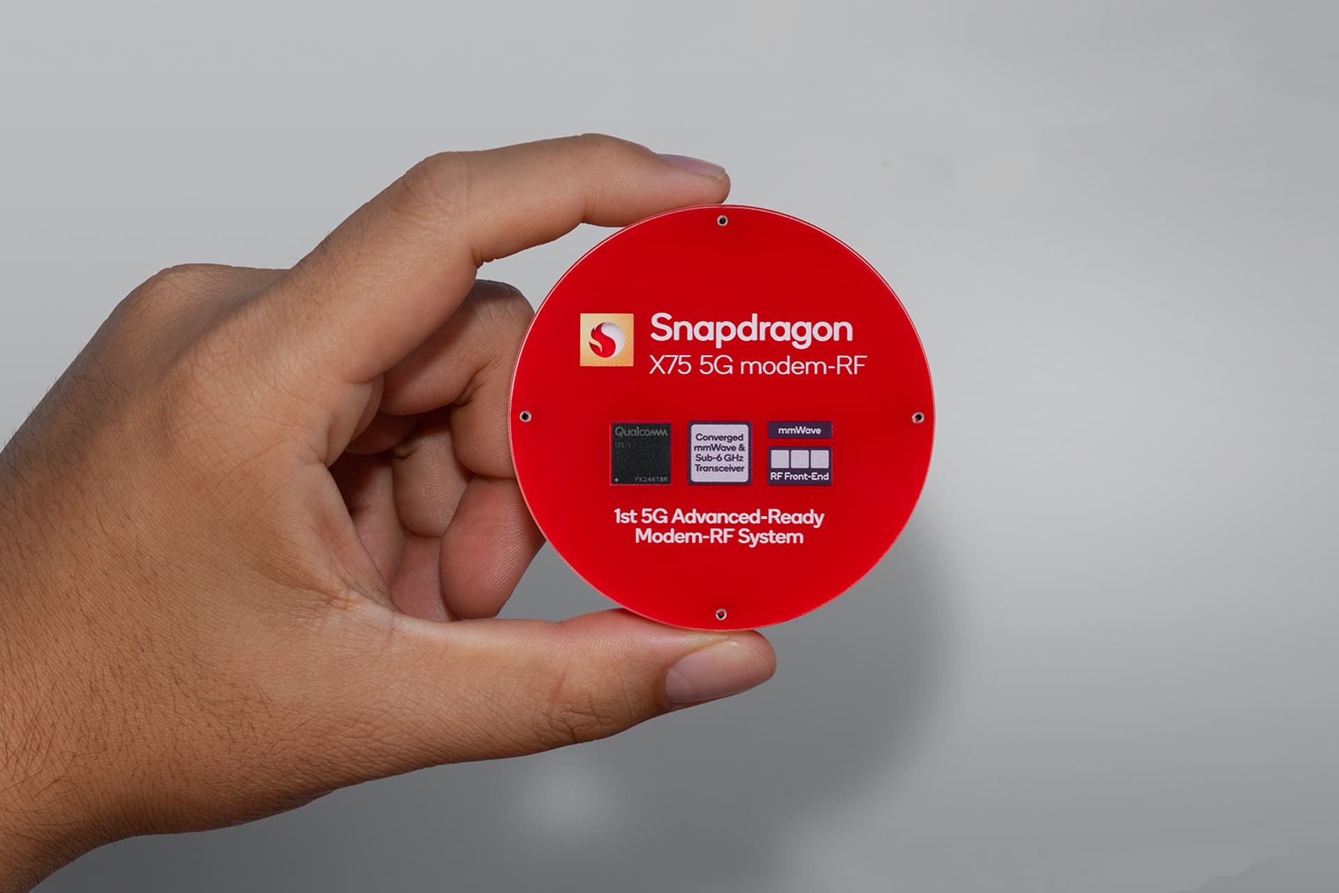 snapdragon x75 modem rf in hand 63ed09efc443b1e7243bb0e6