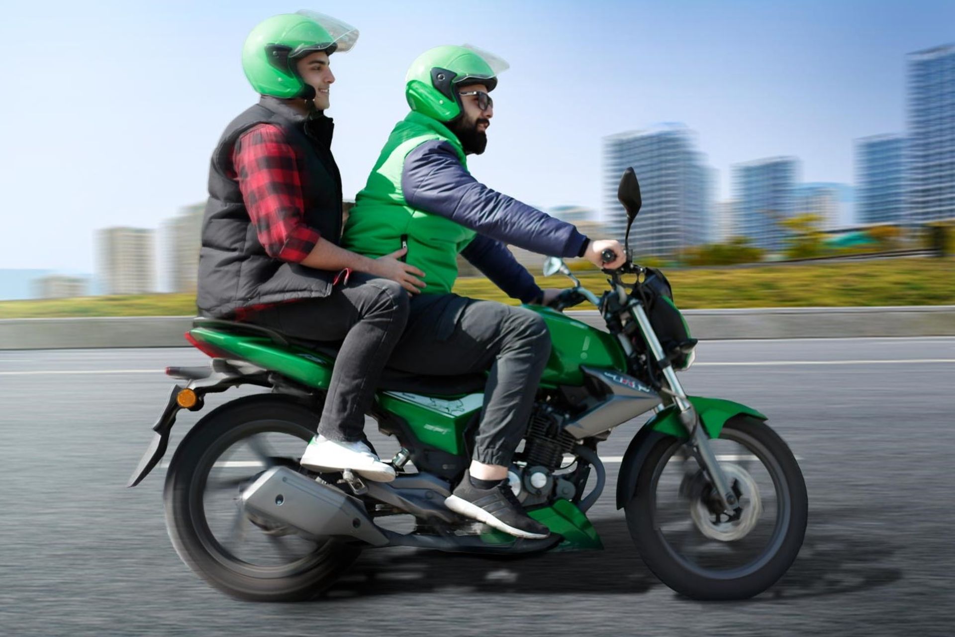 دو مرد جوان سوار بر موتور در خیابان