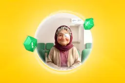 خانوم مسن با چشم‌بند سفید در فضای انتظار اتاق عمل