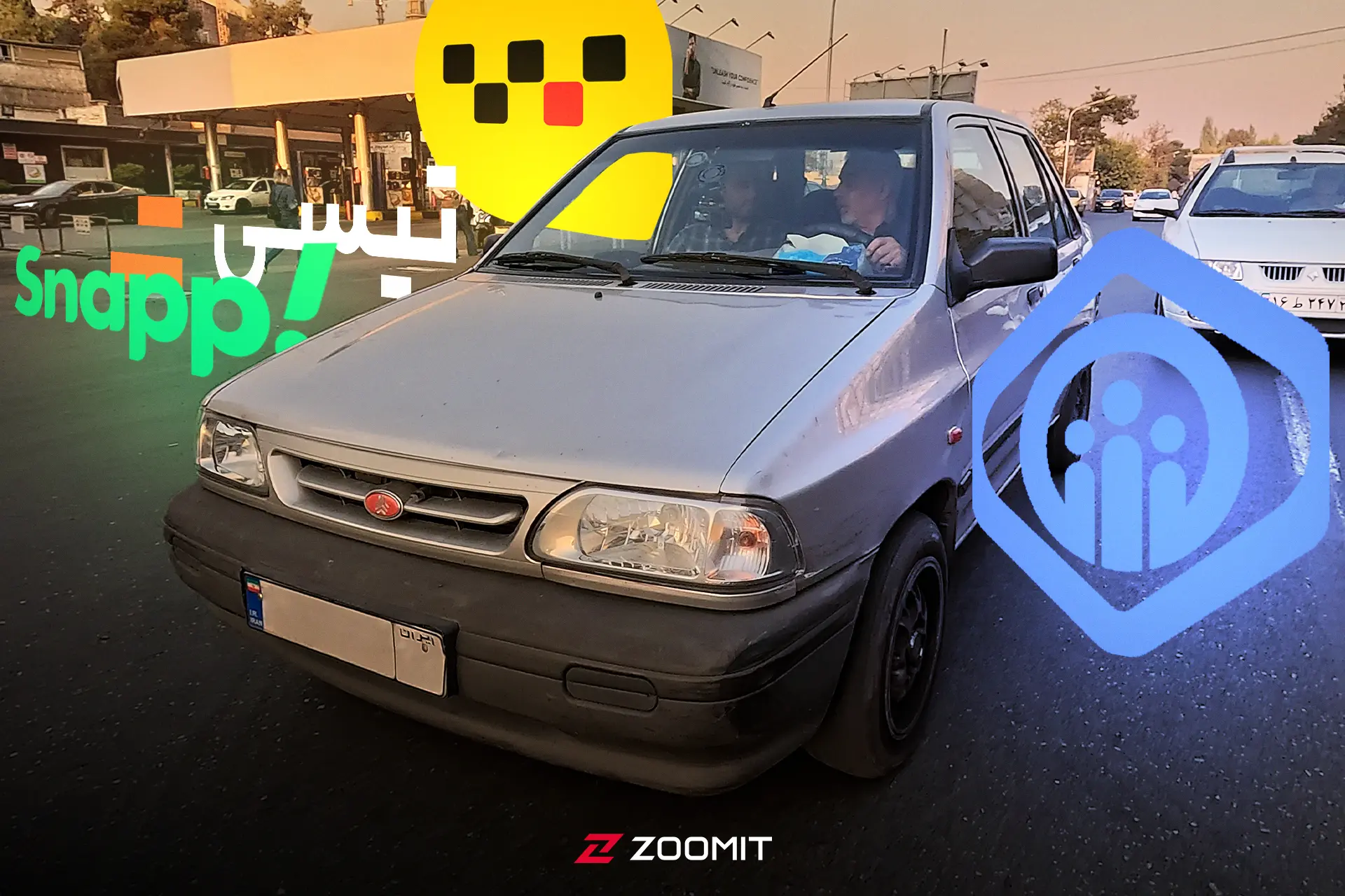 راننده و مسافر در ماشین اسنپ در کنار لوگوی اسنپ و تامین اجتماعی