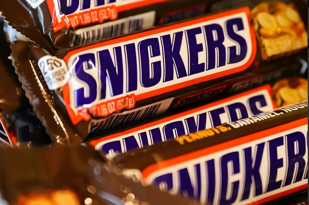 چند عدد شکلات اسنیکرز (Snickers) با بسته‌بندی اصلی در کنار هم