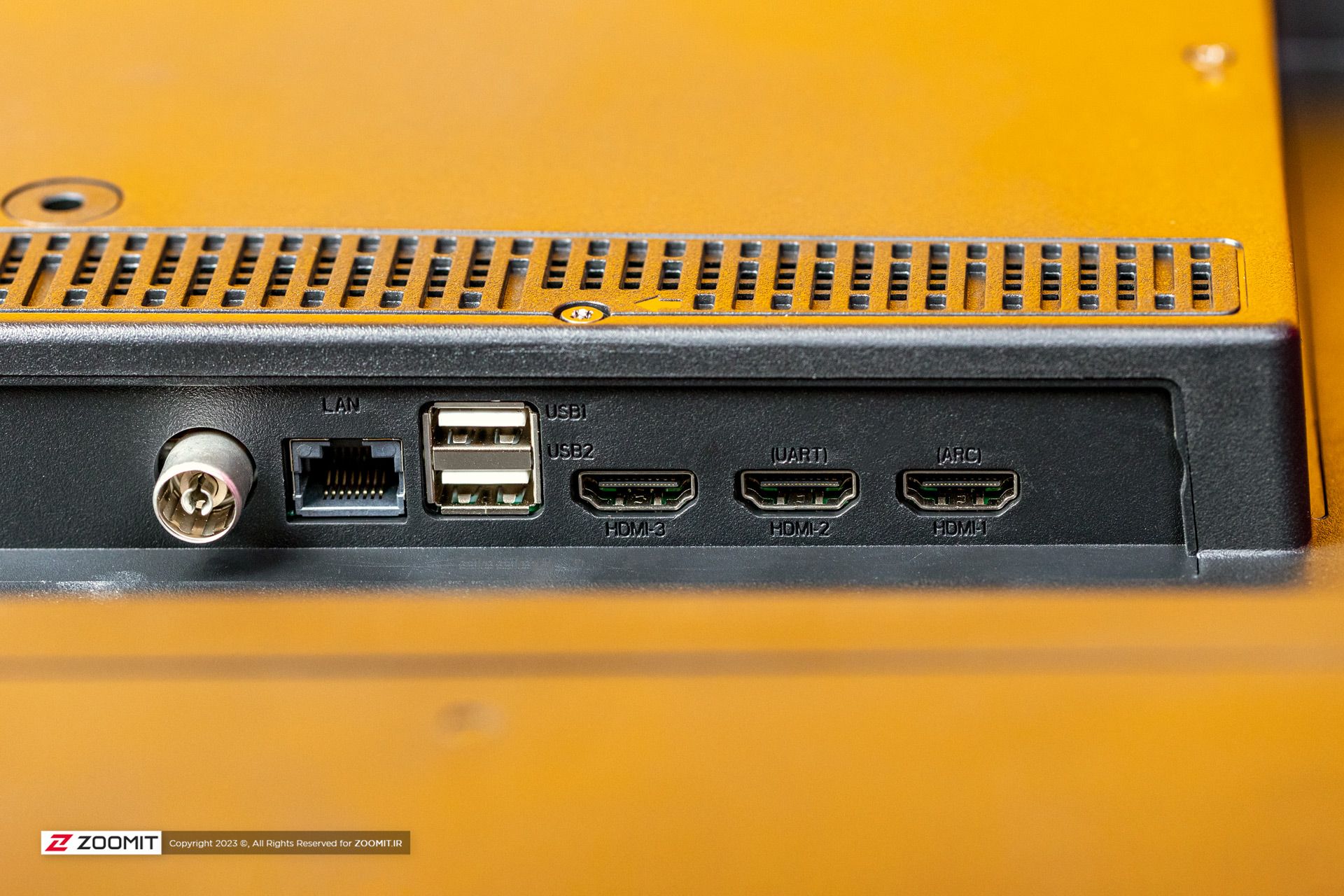 درگاه‌های پایین کابینت پشتی تلویزیون ۵۵ اینچ SSD-55 اسنوا