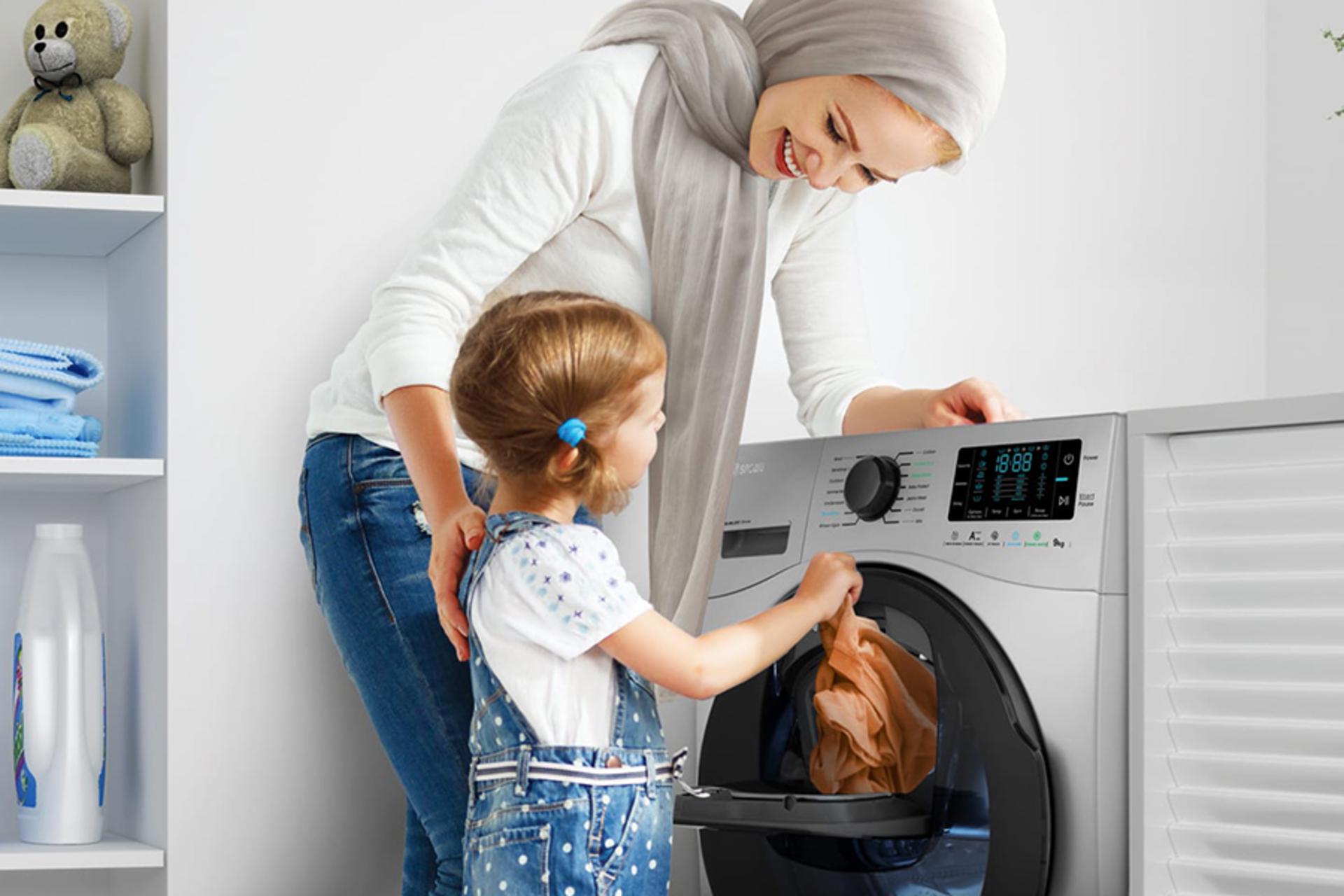 اضافه کردن لباس به ماشین لباسشویی اسنوا Snowa SWM-94S60