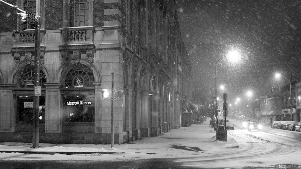 Photography in the black and white night of the snowy building