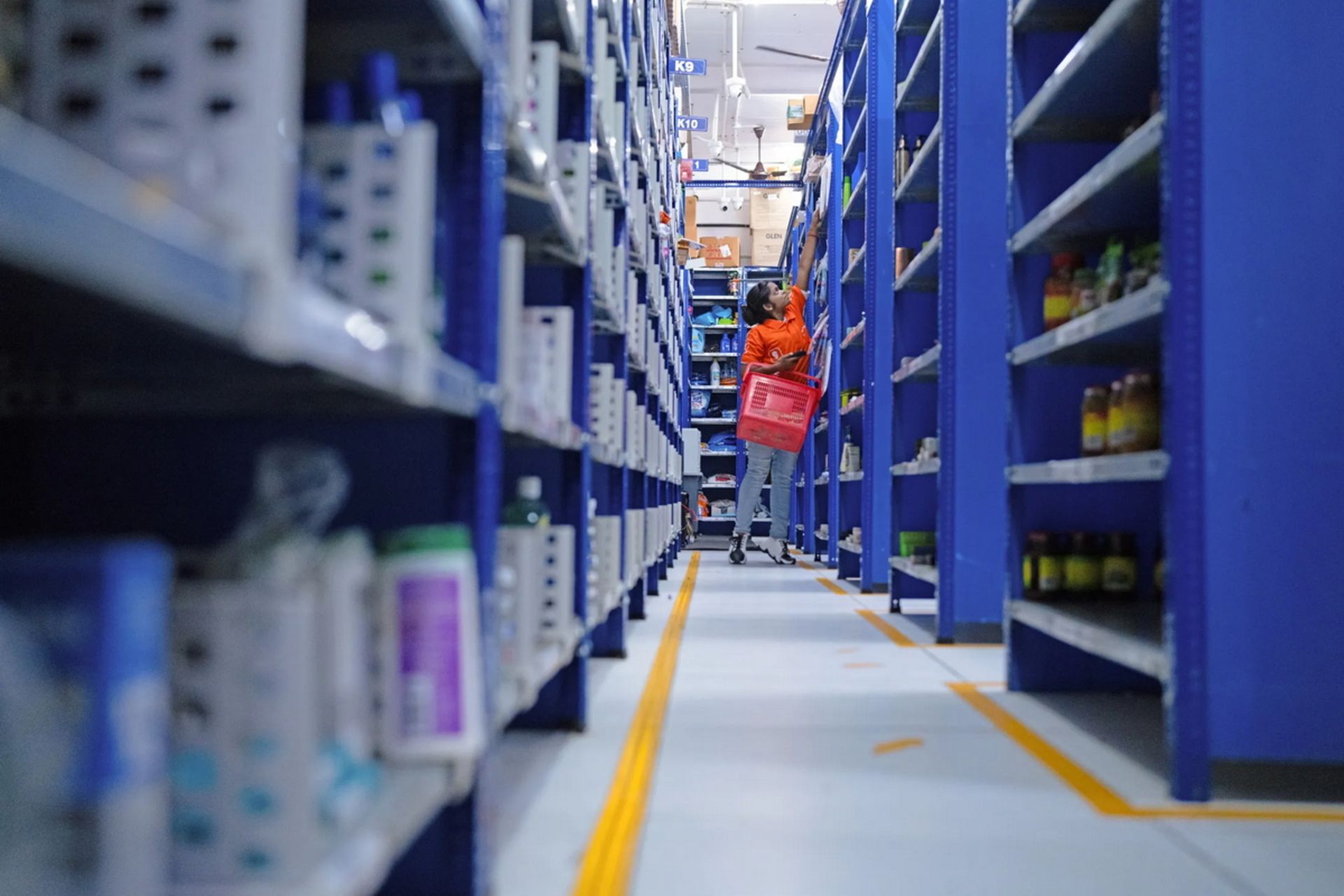 ردیف قفسه‌های کالا در انبارهای کوچک سوییگی