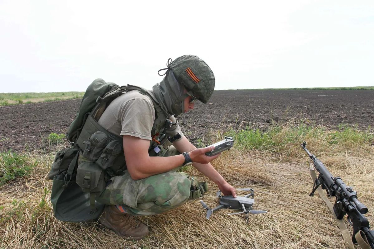 سرباز درحال استفاده از پهپاد