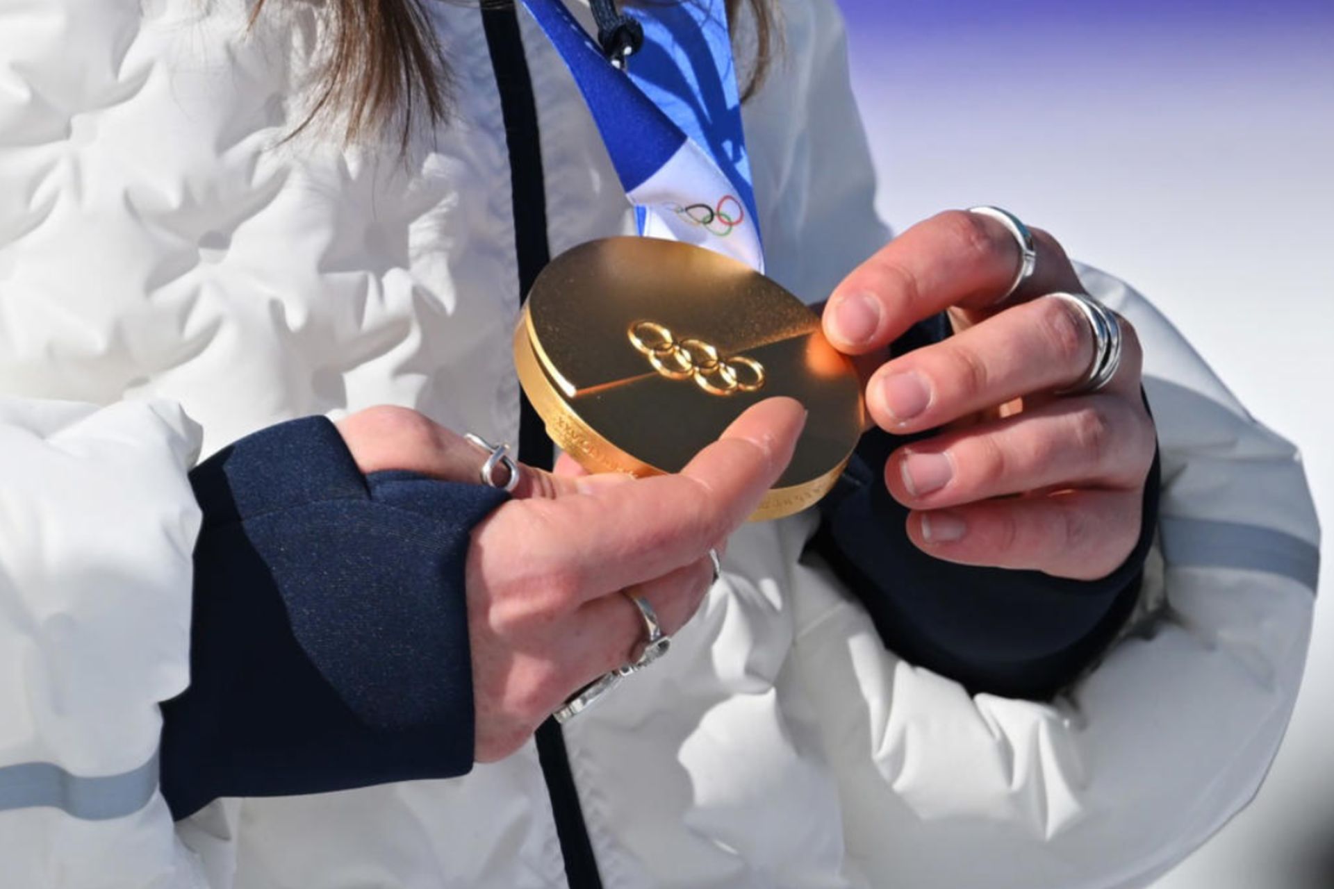 مدال طلا در دستان یک ورزشکار