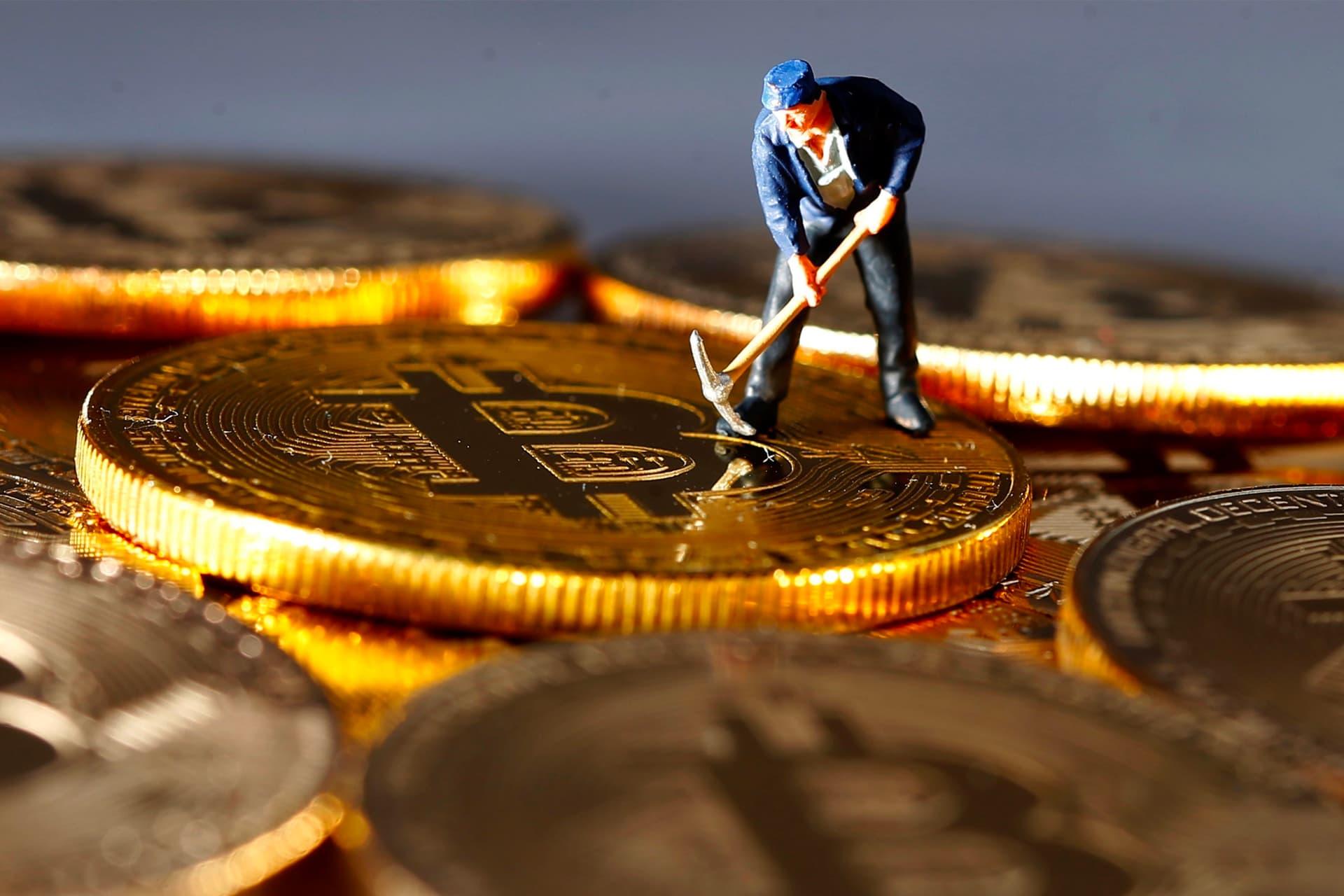 آدمک عروسک در حال استخراج رمزارز