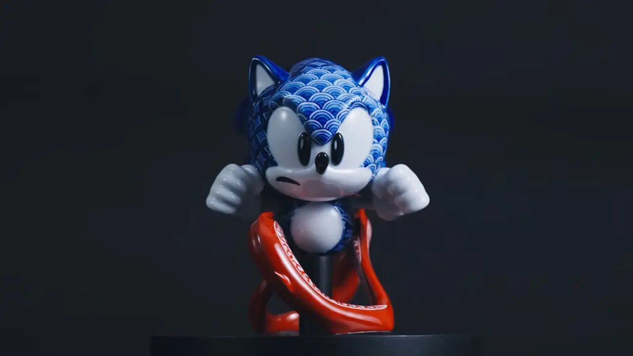 مجسمه سرامیکی سونیک (Sonic) با طرح‌های سنتی موج‌های ژاپنی