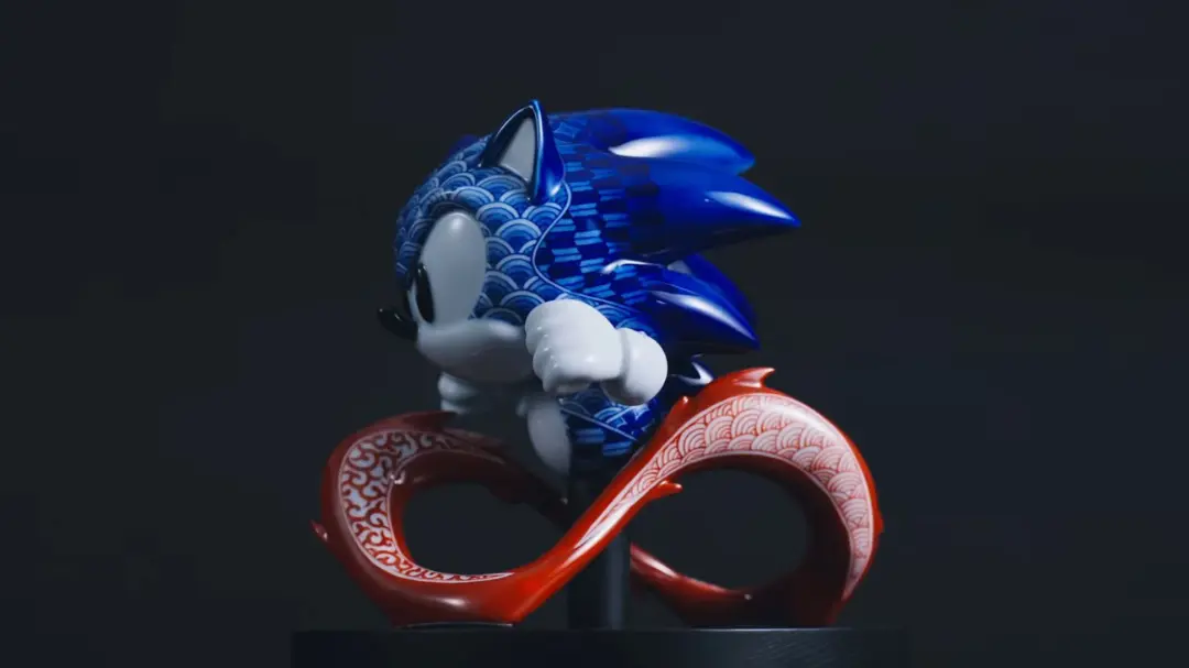 مجسمه سرامیکی سونیک (Sonic) با طرح‌های سنتی ژاپنی و پایه قرمز