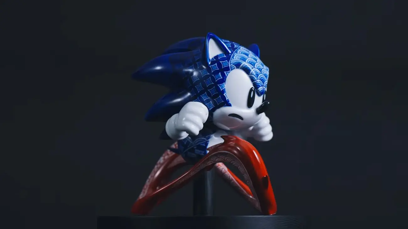 مجسمه سرامیکی سونیک (Sonic) با طرح‌های سنتی ژاپنی و رنگ آبی