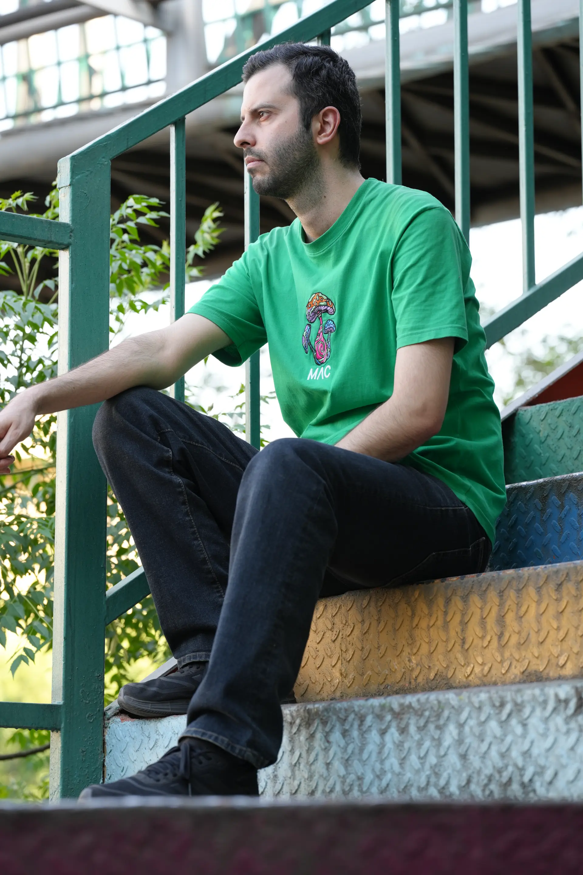 تصویری پرتره مردی نشسته روی پله - ۲