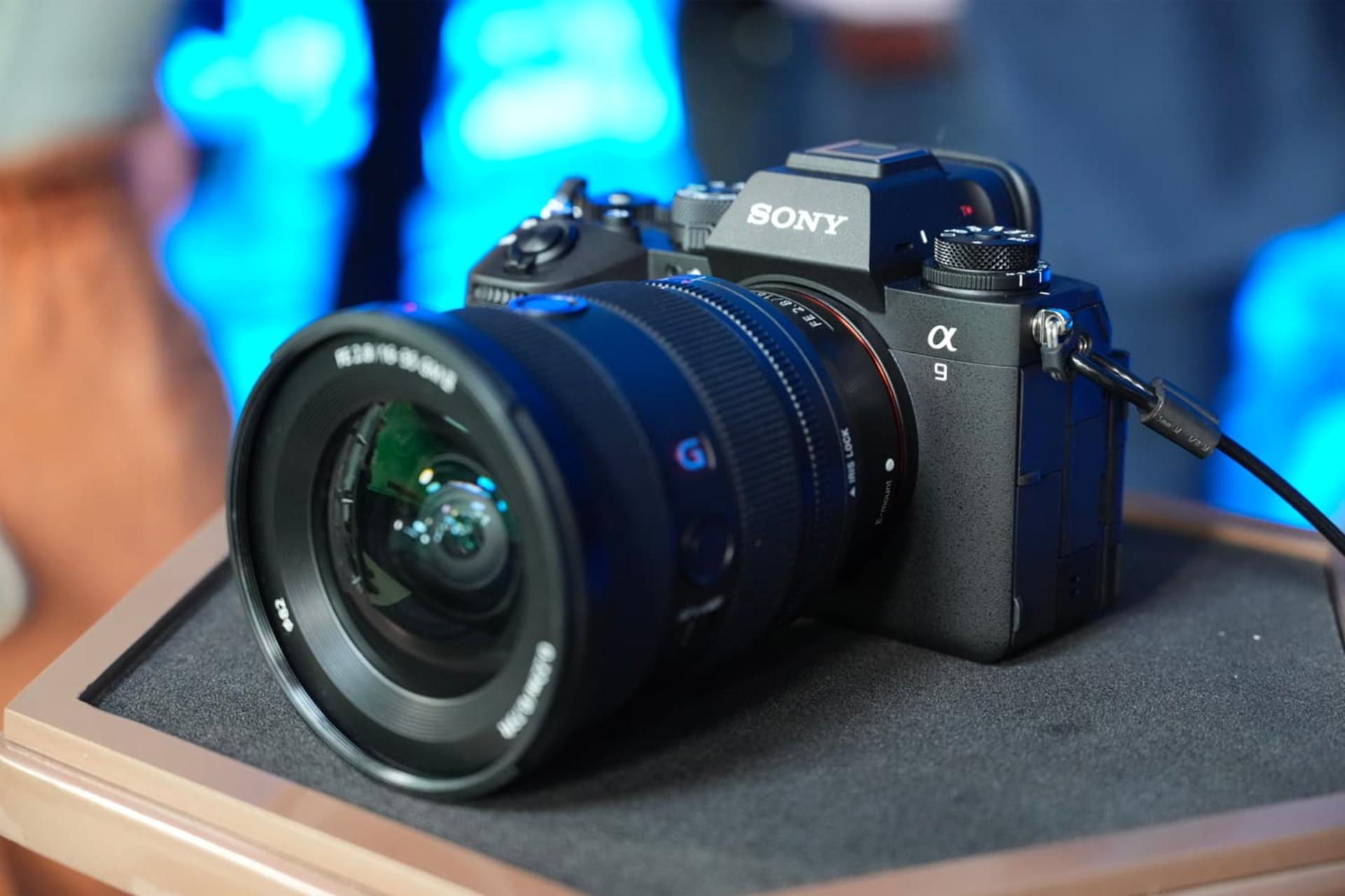 دوربین سونی Sony A9 III روی میز