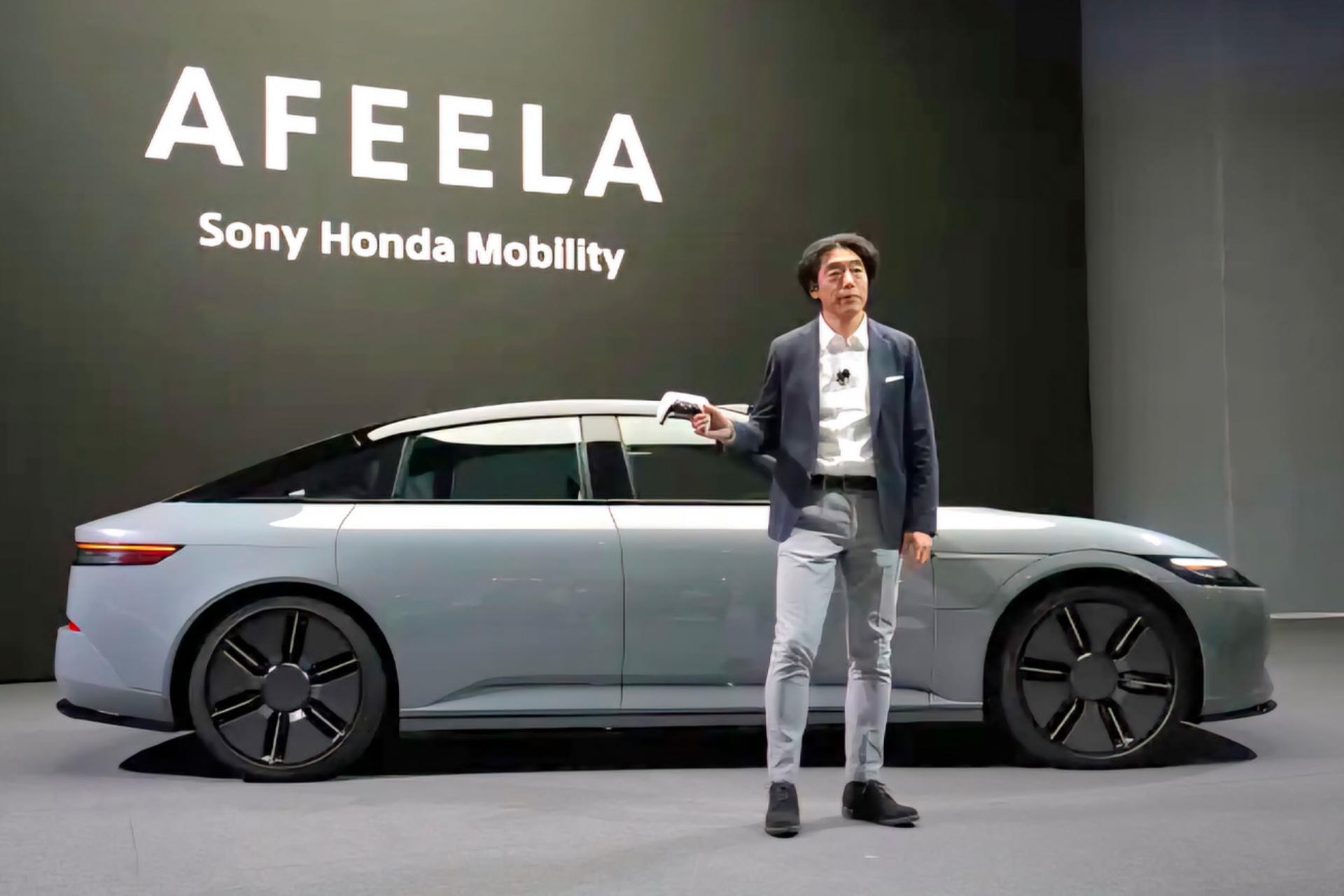 مدیرعامل سونی هوندا موبیلیتی در کنار خودروی Afeela