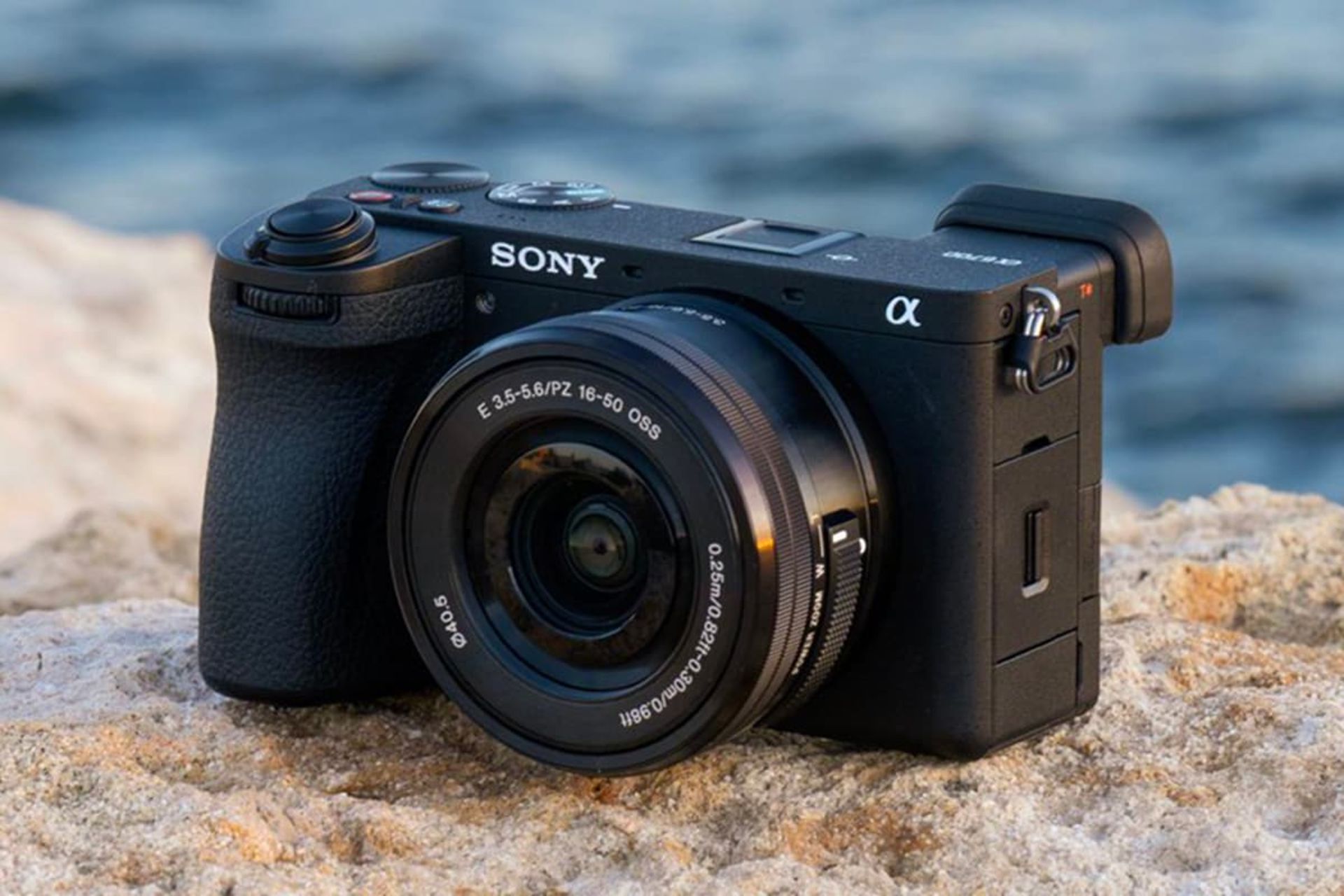 دوربین سونی آلفا a6700 از نمای جلو در ساحل