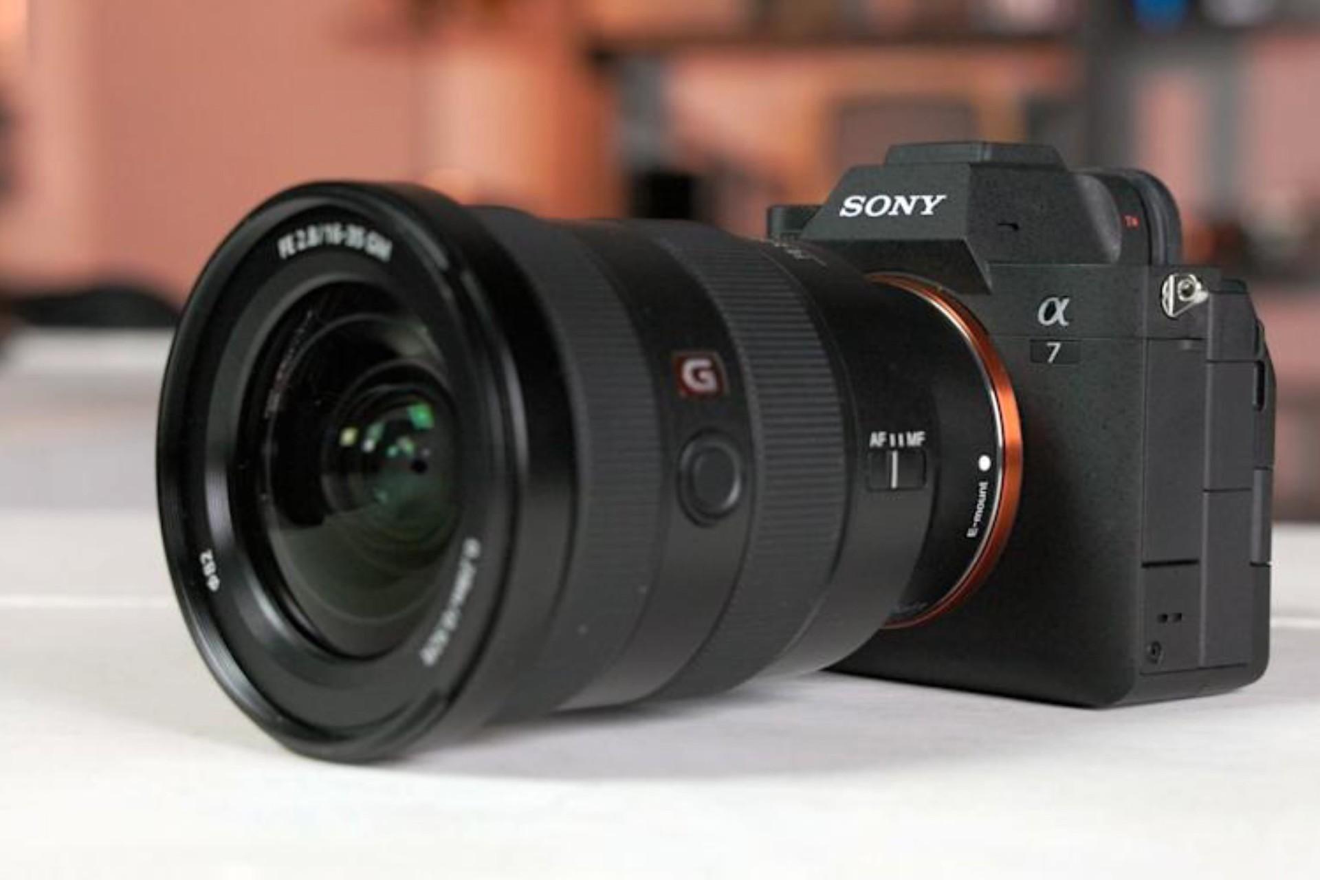 نمای جلو دوربین سونی آلفا iv