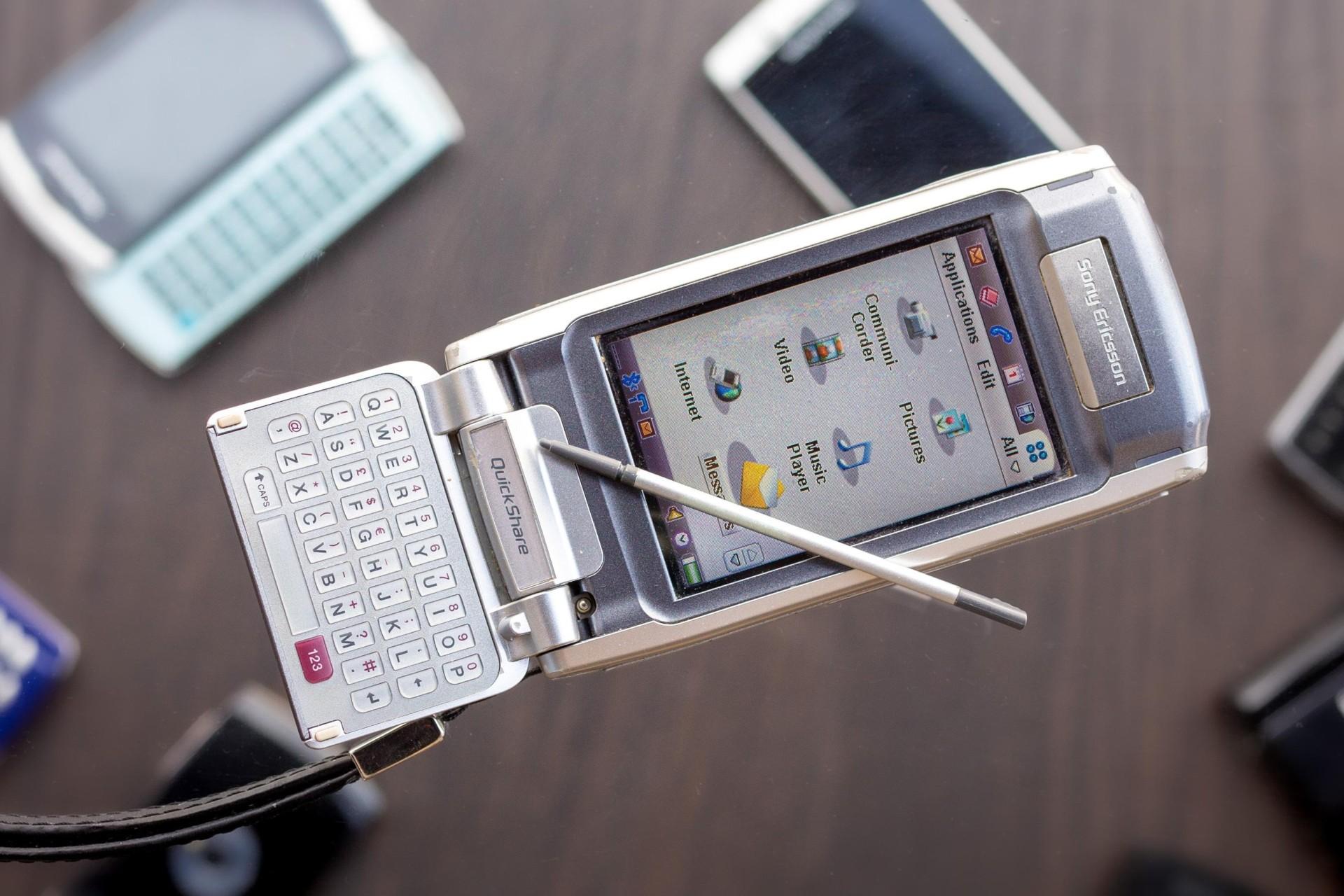 نمای جلو گوشی سونی اریکسون P910 در کنار قلم