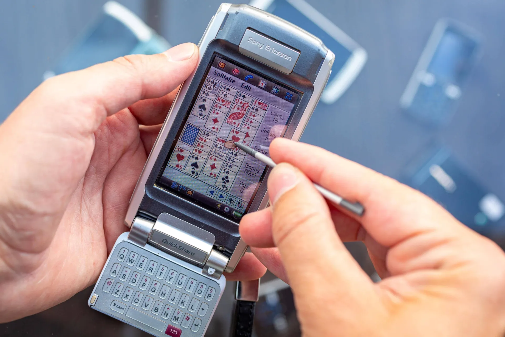 نمای جلو گوشی سونی اریکسون P910 در دست با قلم