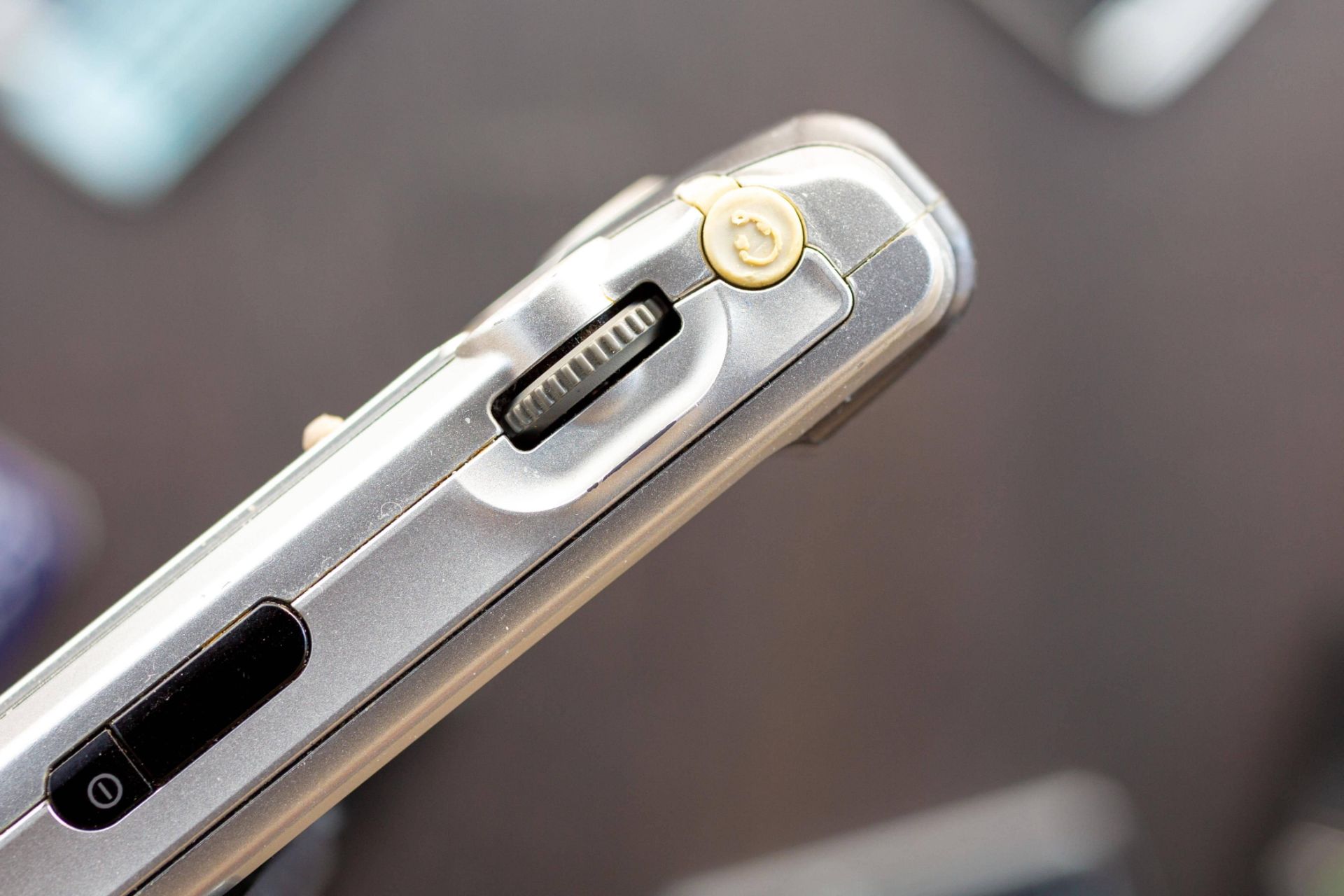 نمای جانبی و اسکرولر گوشی سونی اریکسون P910