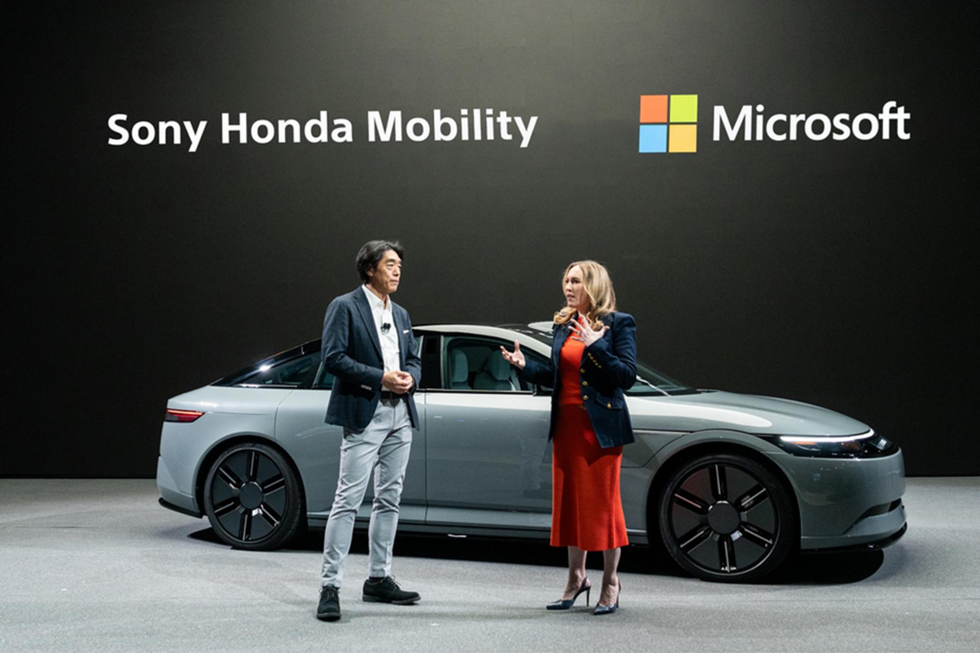 جسیکا هاک از مایکروسافت در حال حرف زدن در کنار مدیرعامل سونی هوندا موبیلیتی