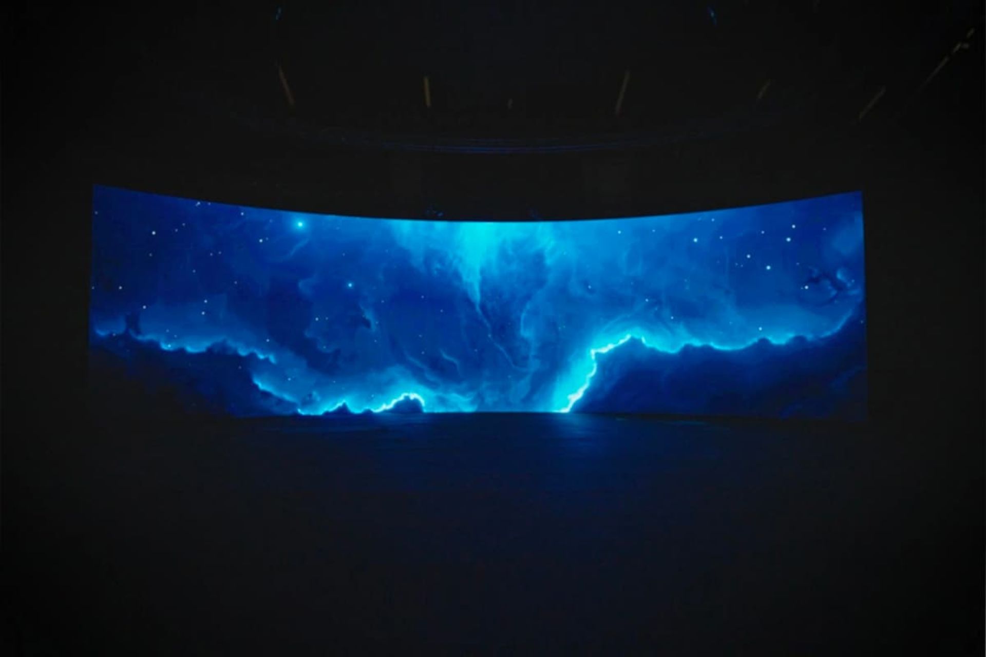 نمایشگر ۱۸ متری با صفحه آبی از نمای جلو در تاریکی