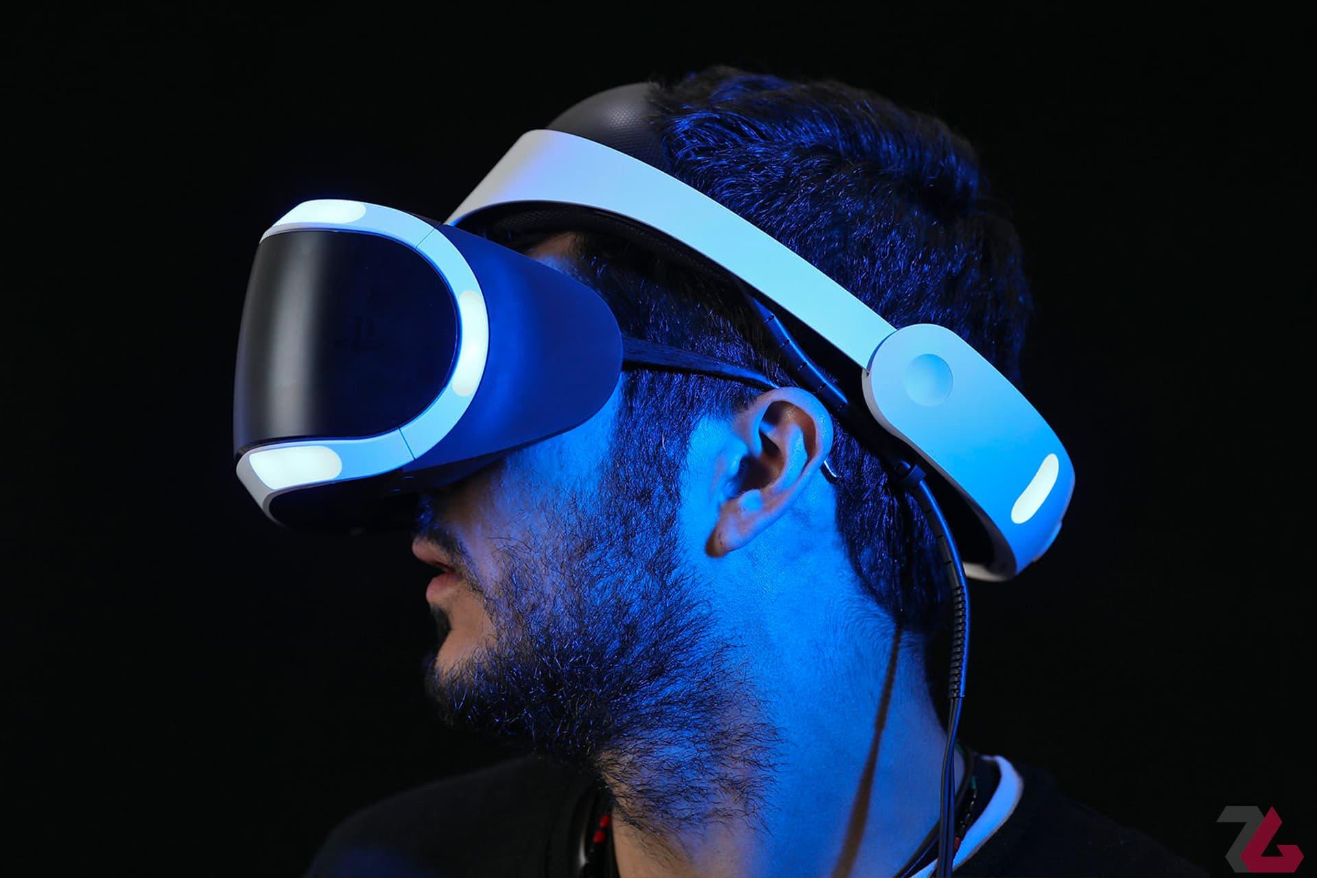 هدست پلی استیشن VR سونی روی سر یک مرد