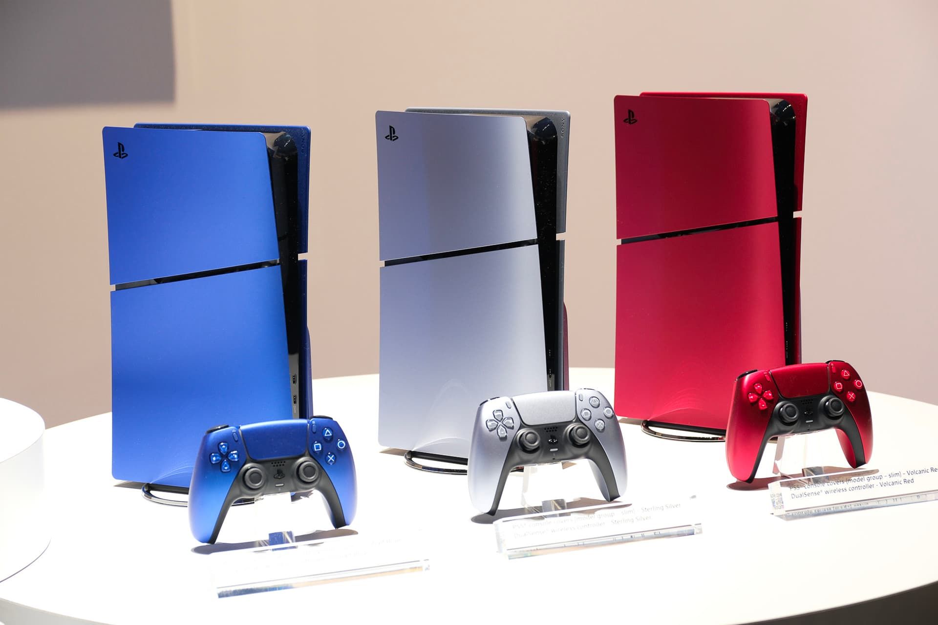 مدل قرمز و آبی و نقره ای پلی استیشن ۵ از نمای کناری