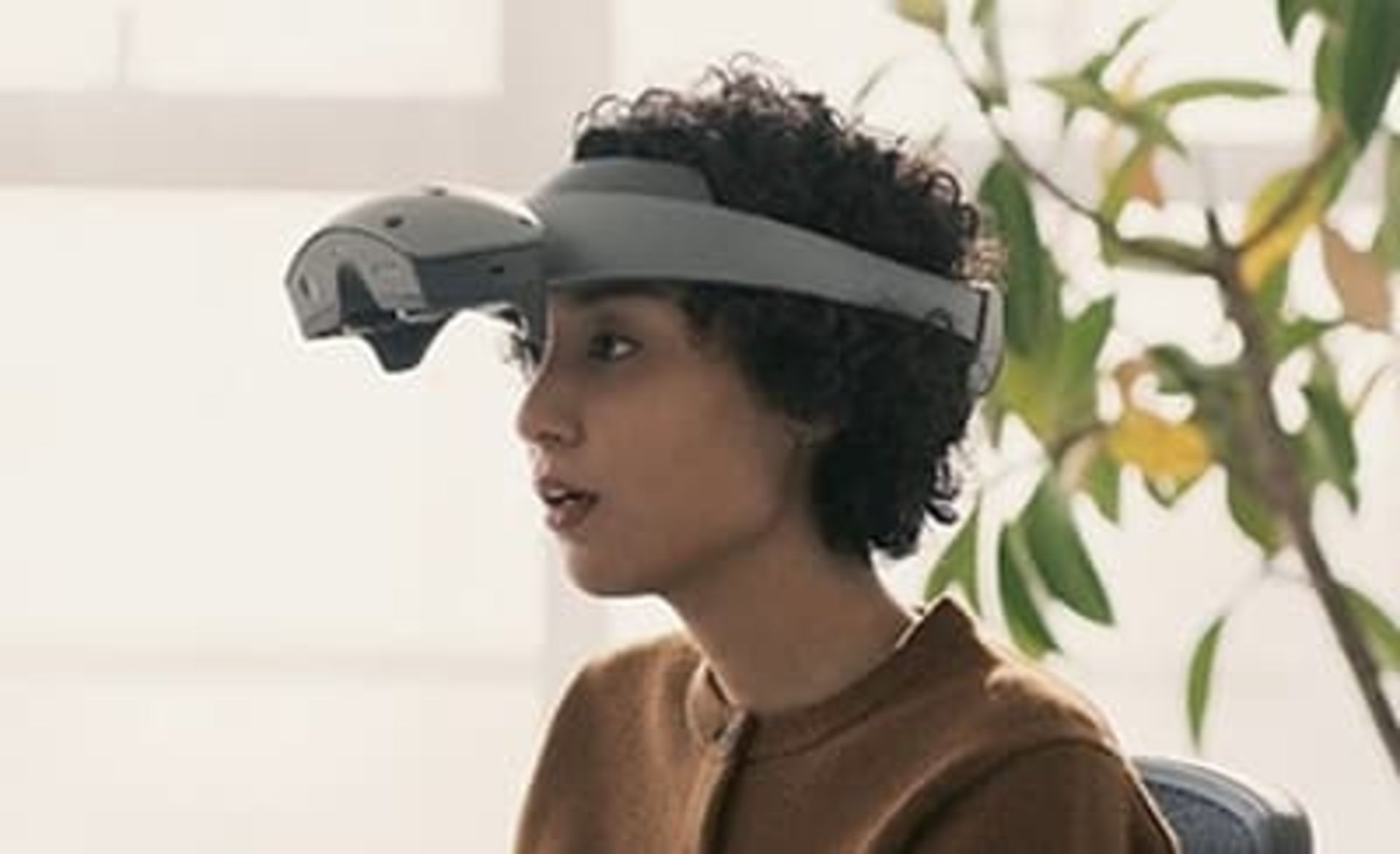 دختر جوان موفر با هدست واقعیت ترکیبی سونی Sony